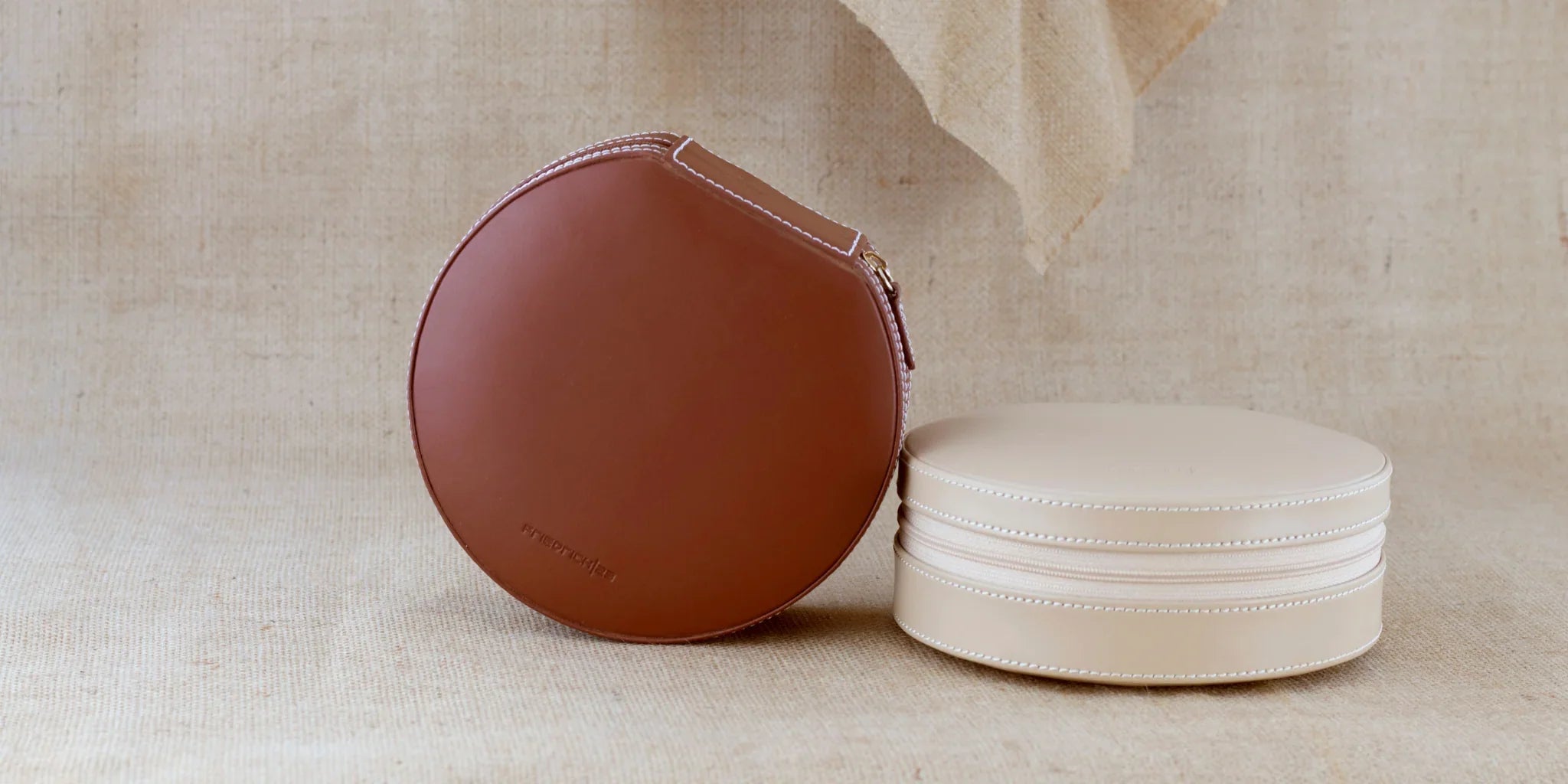 Boîte de voyage compacte en cuir marron