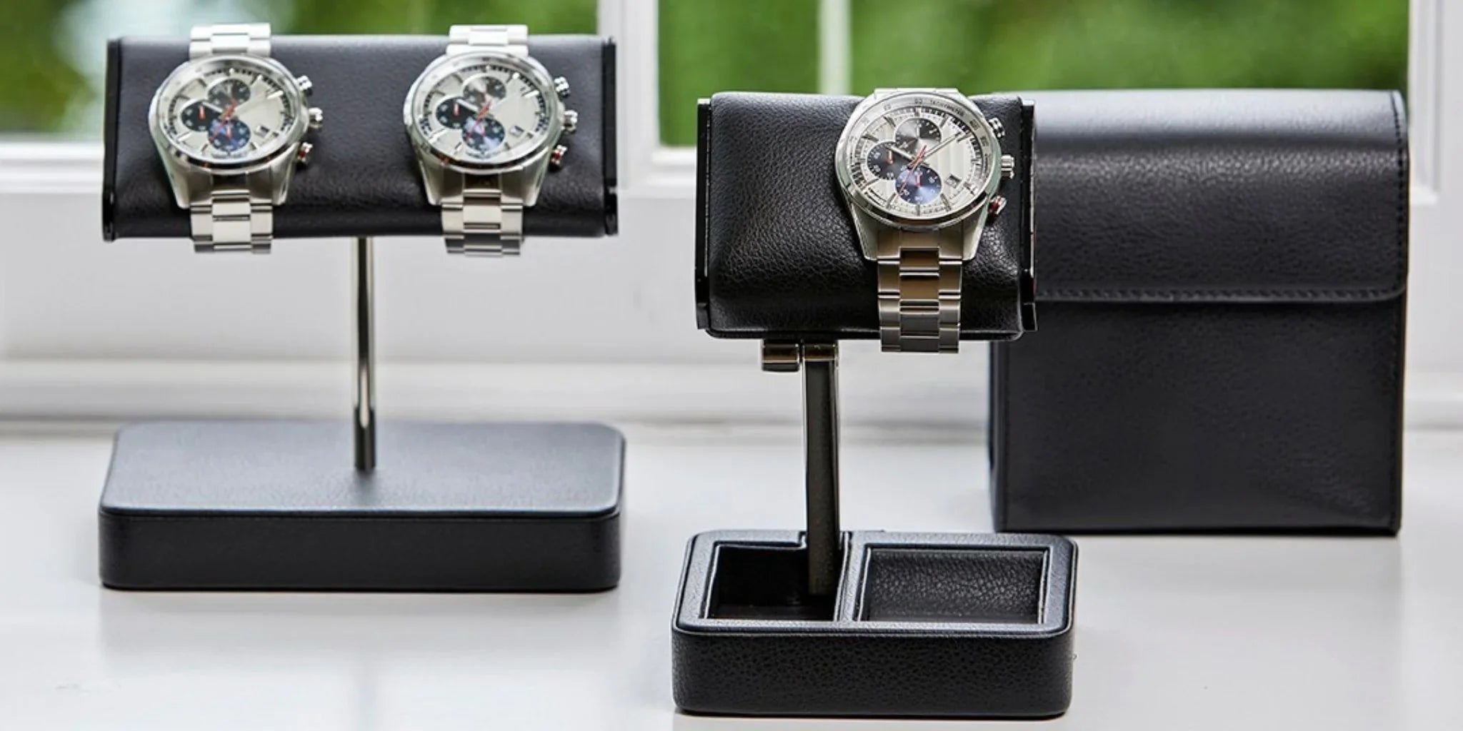 Présentoir à montre en cuir exposant une montre