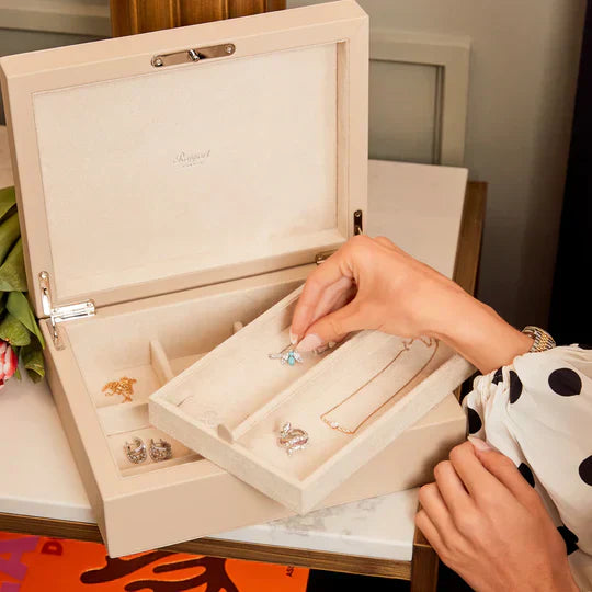 Boîte à bijoux raffinée en bois clair