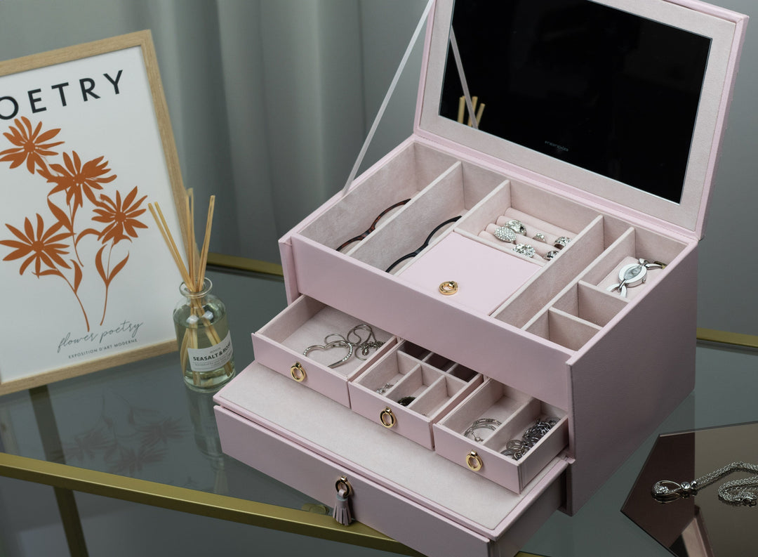 Boîte à bijoux rose pâle bien organisée