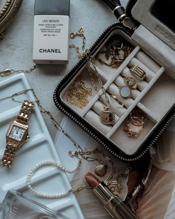 Boîte à bijoux en cuir noire bien organisée