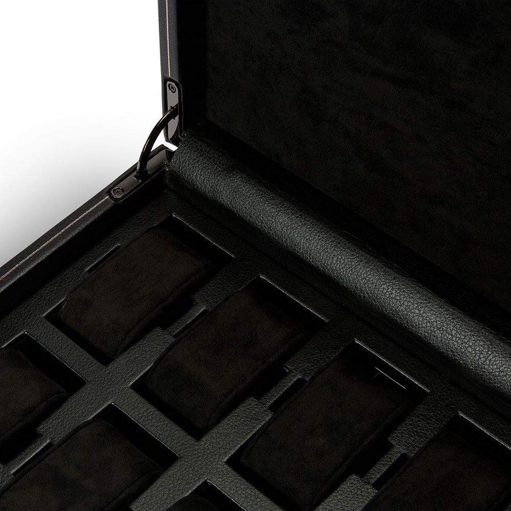 Gros plan sur la charnière et les coussins intérieurs de la boîte à montres noire Wolf British Racing