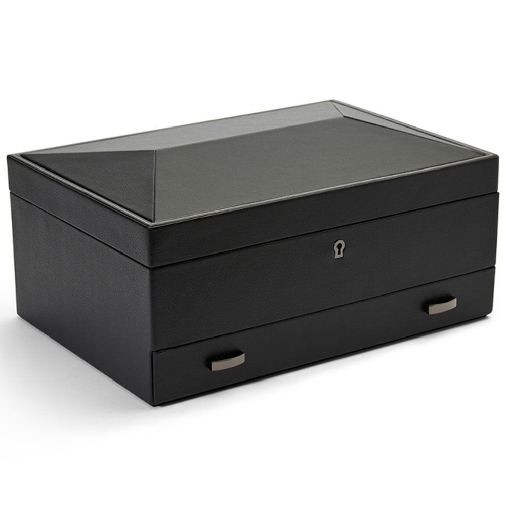 Boîte à montres noire de luxe Wolf British Racing photographiée en angle, fermée avec serrure frontale et tiroir inférieur