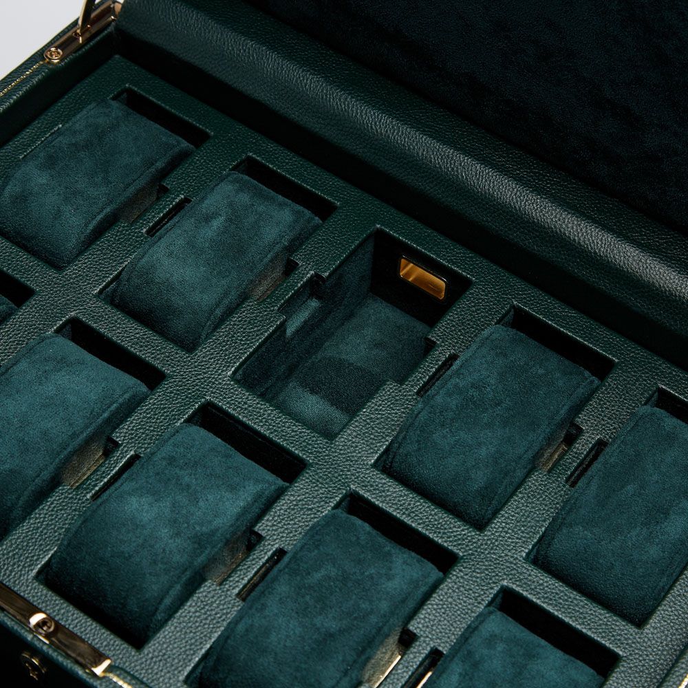 Gros plan sur les compartiments rembourrés en velours de la boîte à montres verte Wolf British Racing