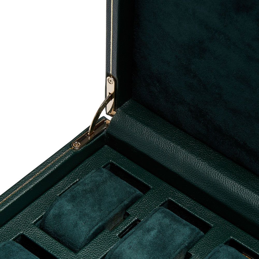 Gros plan sur la charnière dorée et les coussins intérieurs de la boîte à montres verte Wolf British Racing