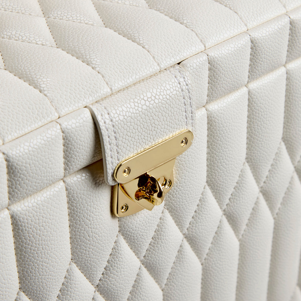 Zoom sur le revêtement matelassé de la boîte à bijoux Wolf 1834 Lauren -  Coloris Ivoire