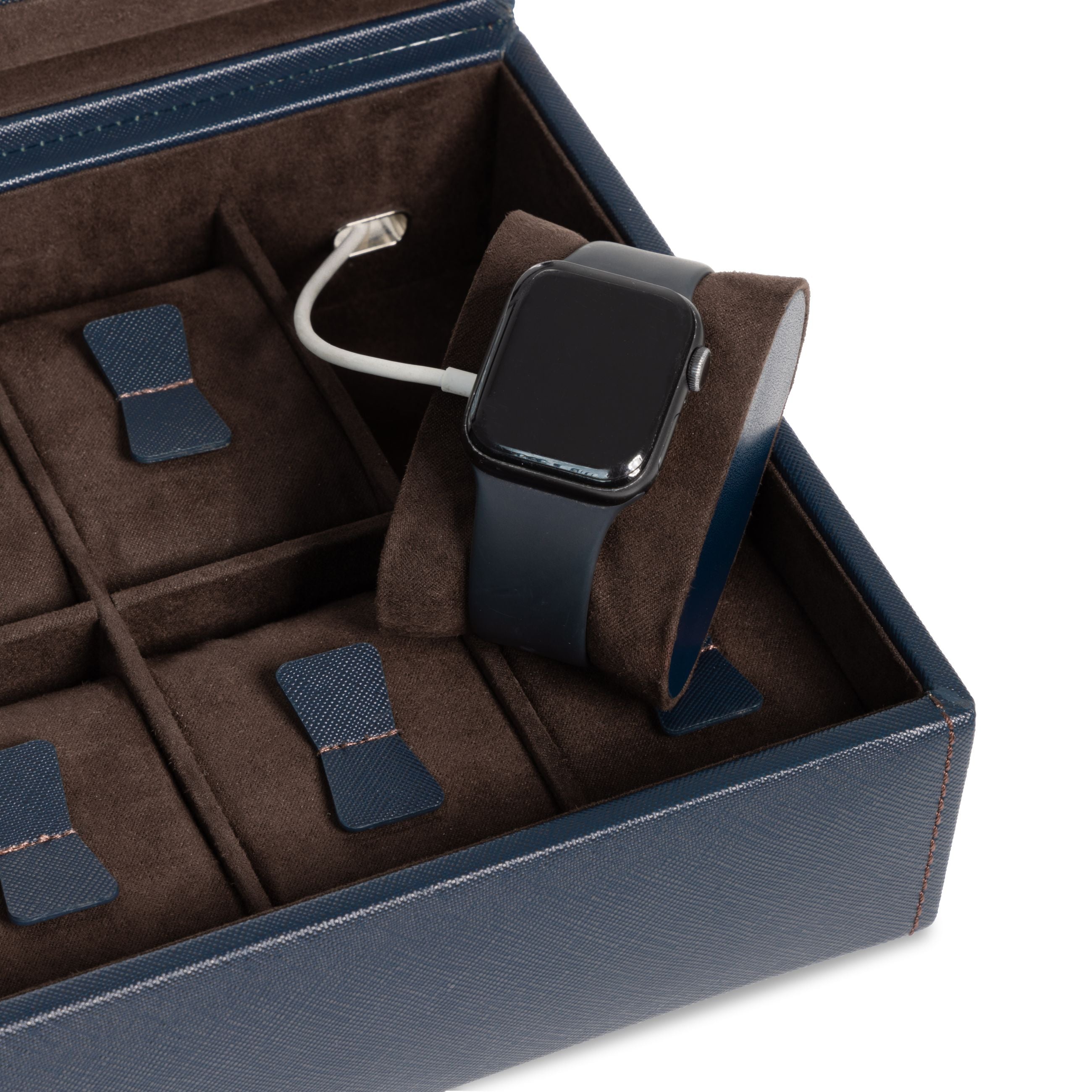 Zoom sur l'emplacement de passage de cable de charge de la boîte à montre Bond dix emplacements - Mise en situation avec une Apple watch -  Coloris bleu foncé intérieur marron foncé