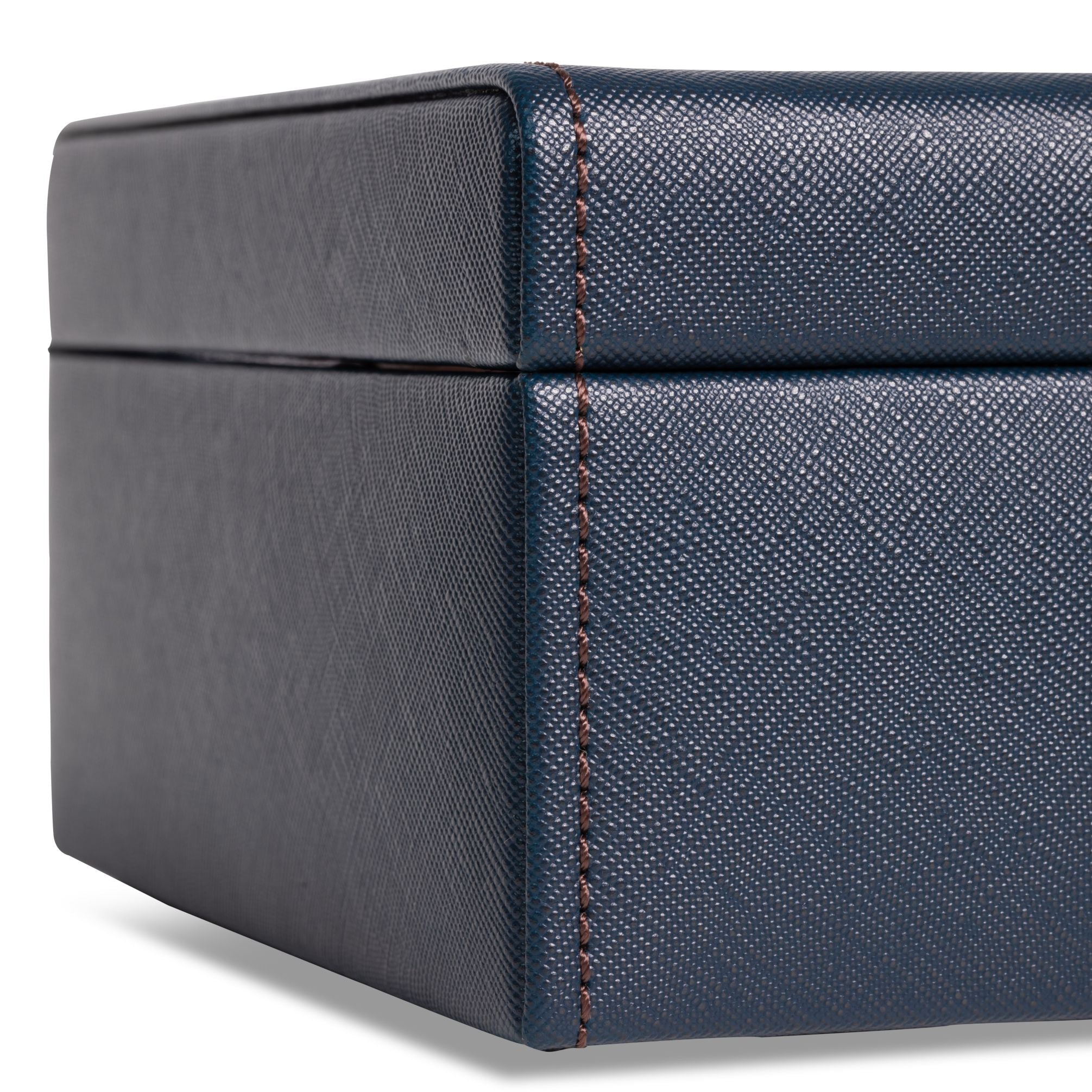 Zoom sur le coin arrière de la boîte à montre Bond quatre emplacements -  Coloris bleu foncé intérieur marron foncé