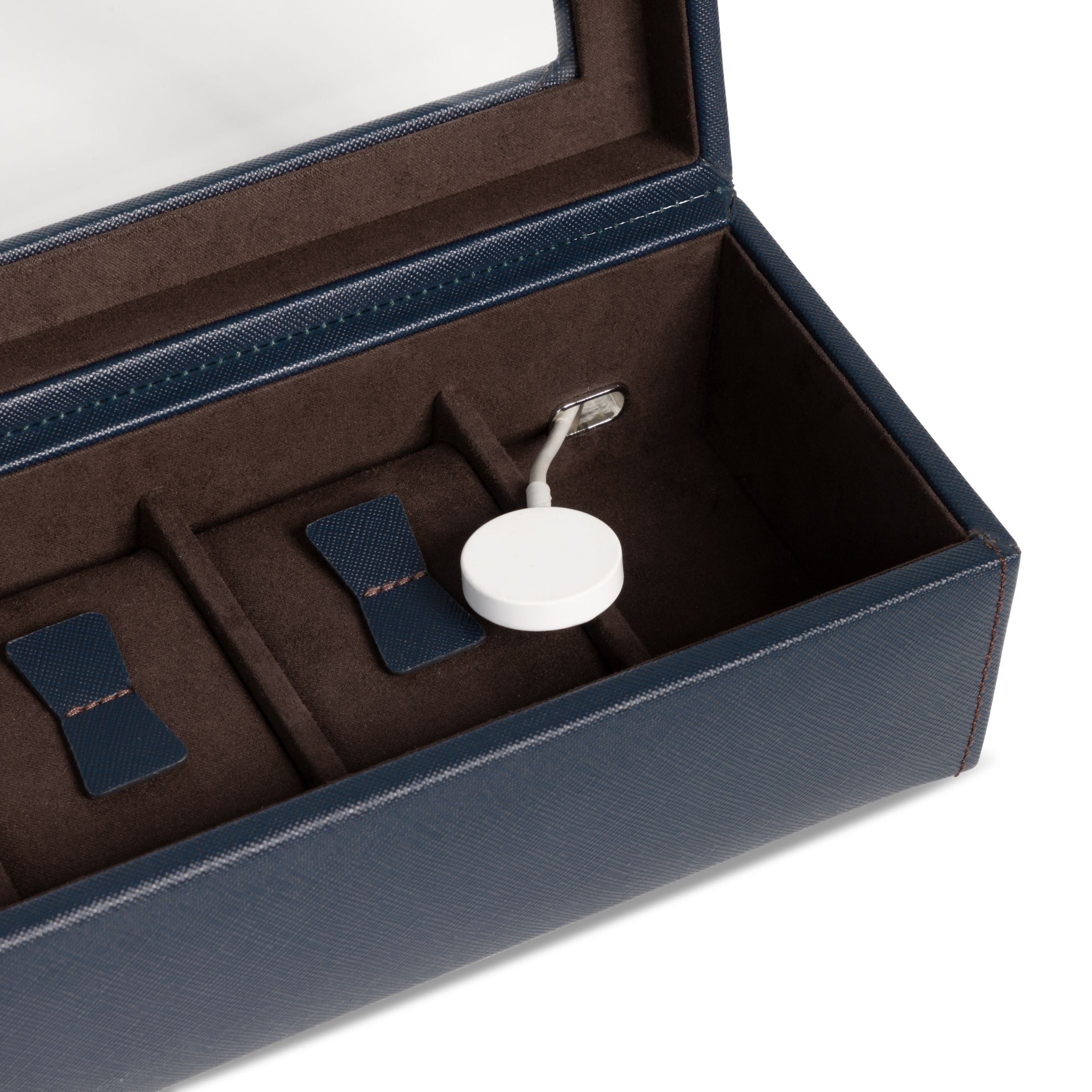 Zoom sur l'emplacement de passage de cable de charge de la boîte à montre Bond quatre emplacements -  Coloris bleu foncé intérieur marron foncé