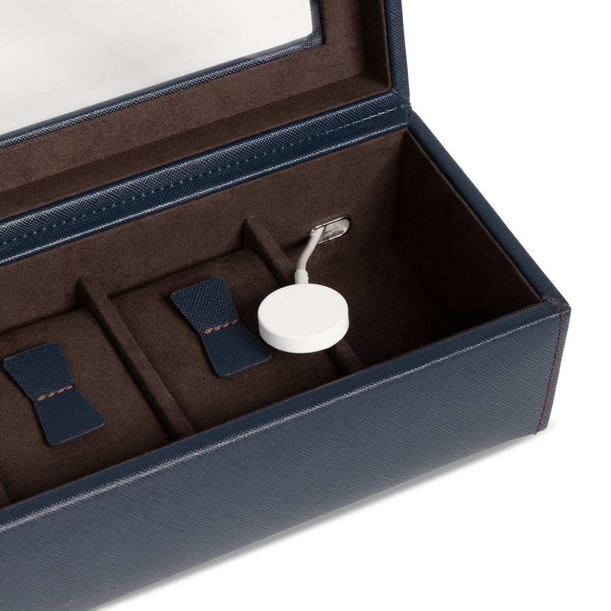 Zoom sur l'emplacement de passage de cable de charge de la boîte à montre Bond quatre emplacements -  Coloris bleu foncé intérieur marron foncé