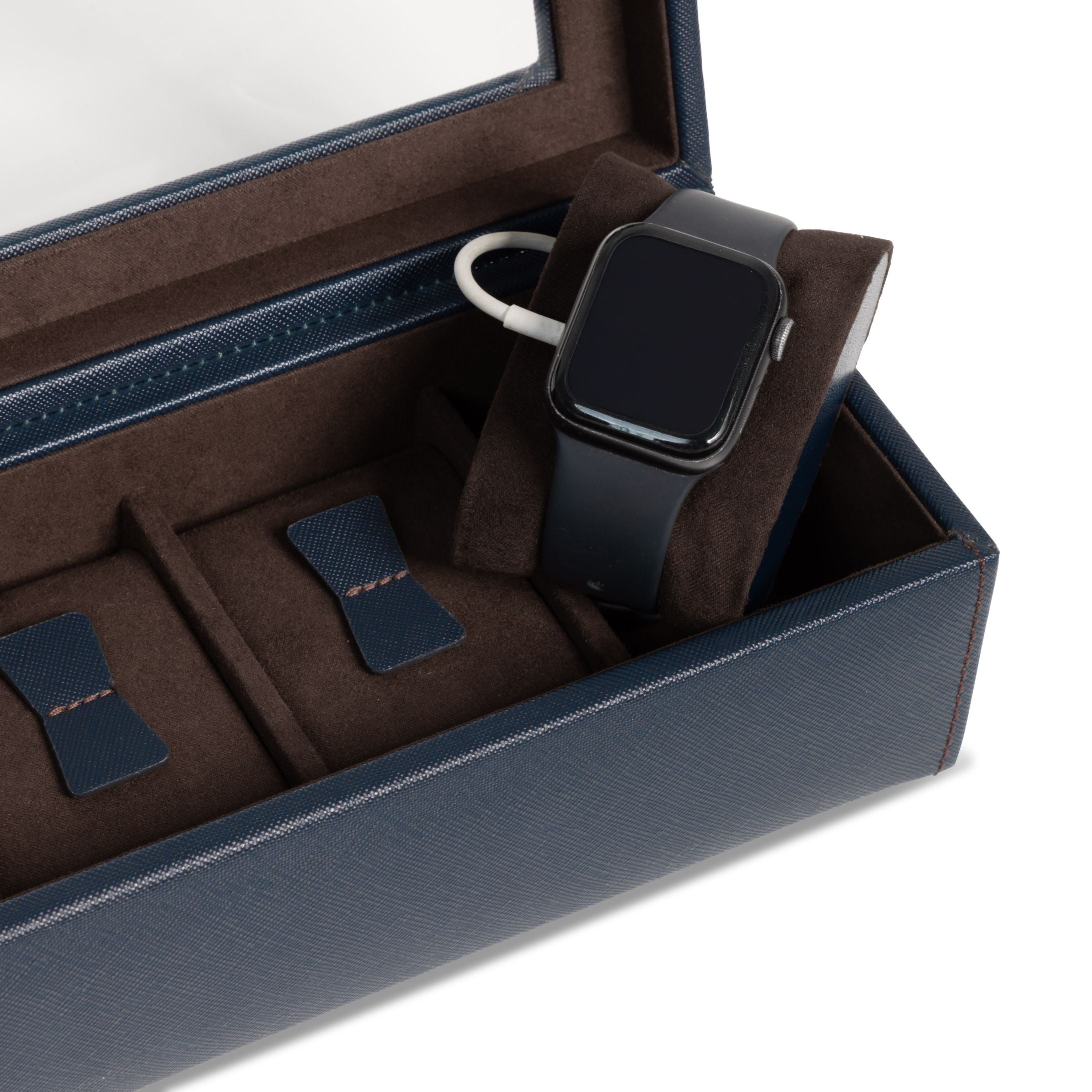 Zoom sur l'emplacement de passage de cable de charge de la boîte à montre Bond quatre emplacements - Mise en situation avec une Apple watch -  Coloris bleu foncé intérieur marron foncé