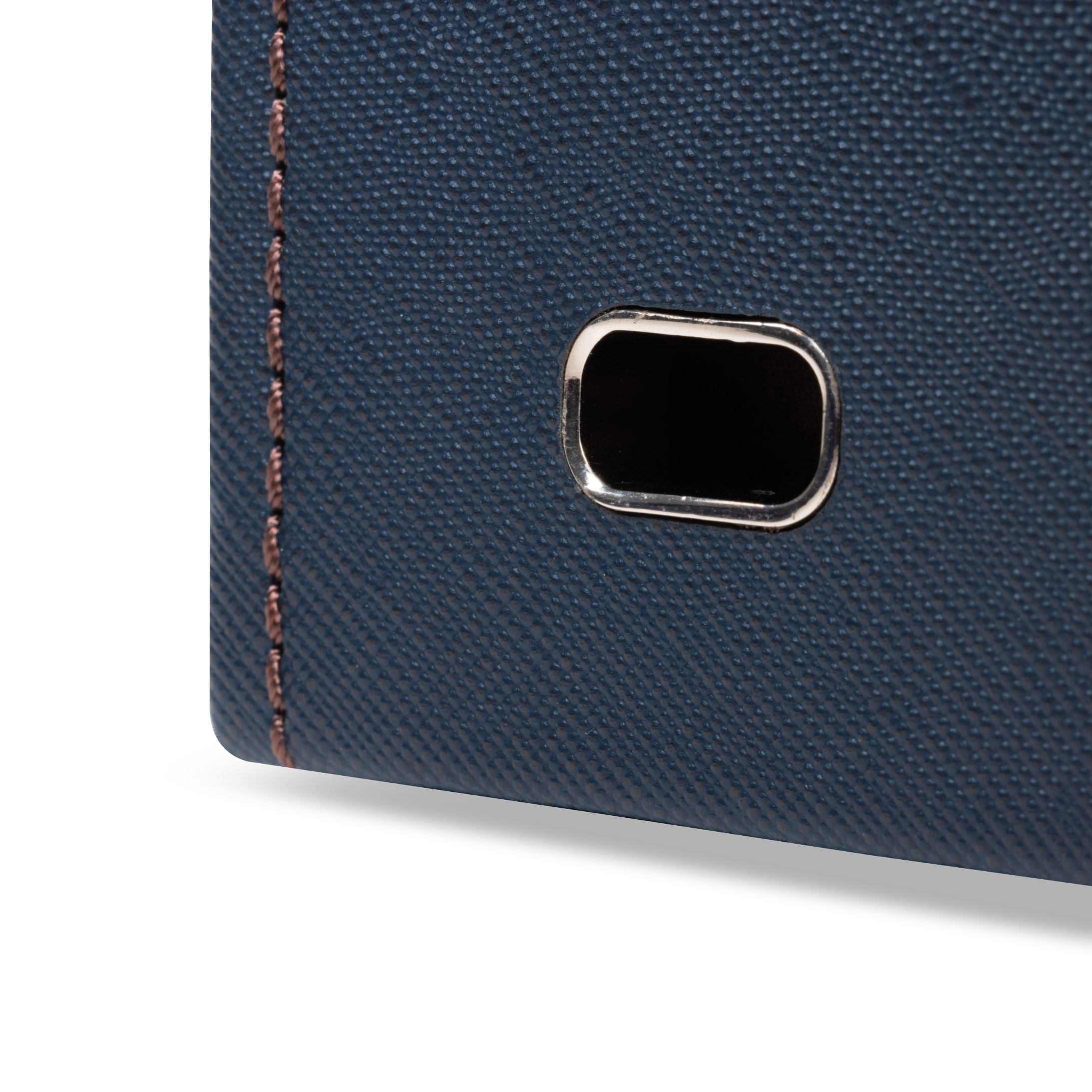 Zoom arrière sur l'emplacement de passage de cable de charge de la boîte à montre Bond six emplacements -  Coloris bleu foncé intérieur marron 