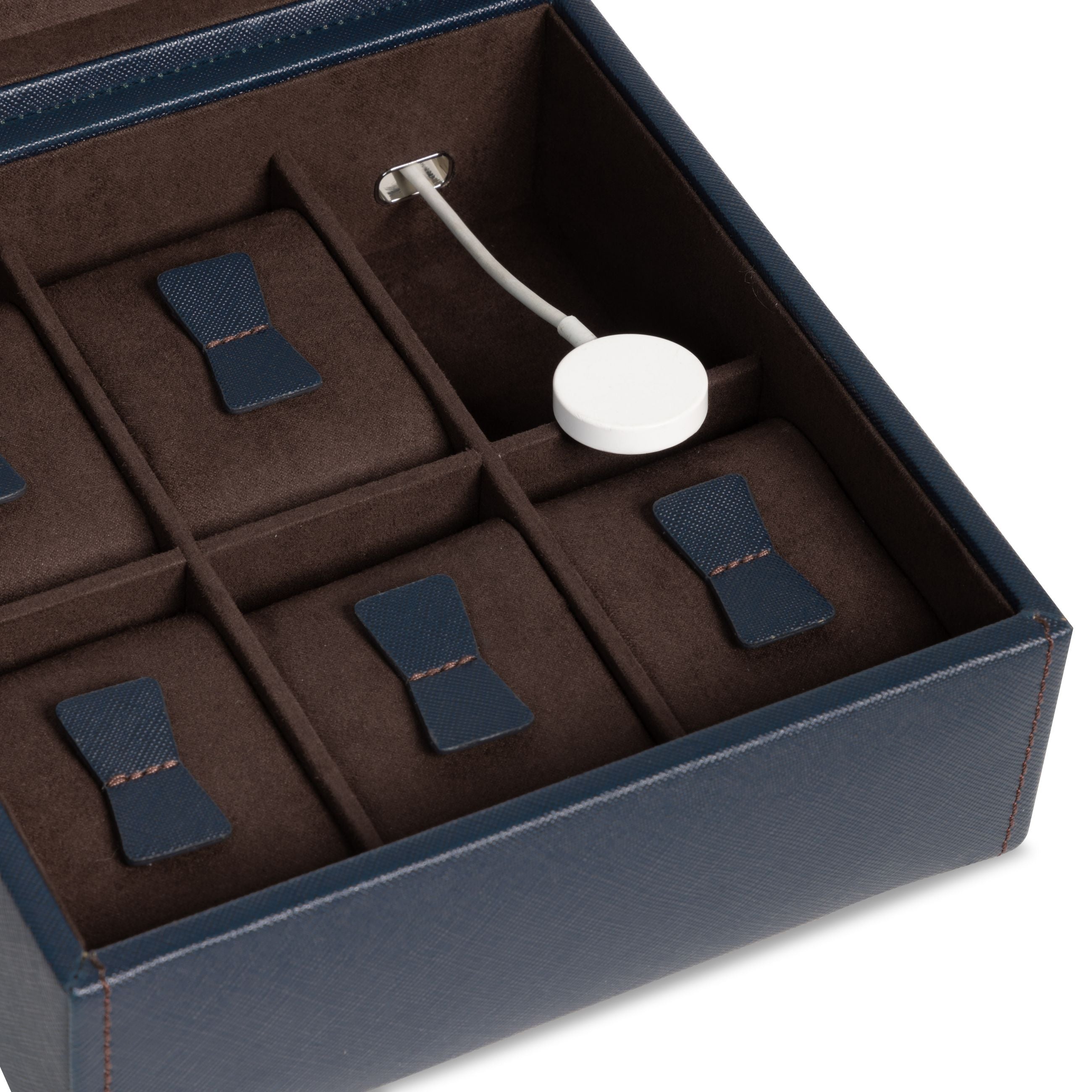 Zoom sur l'emplacement de passage de cable de charge de la boîte à montre Bond six emplacements -  Coloris bleu foncé intérieur marron foncé