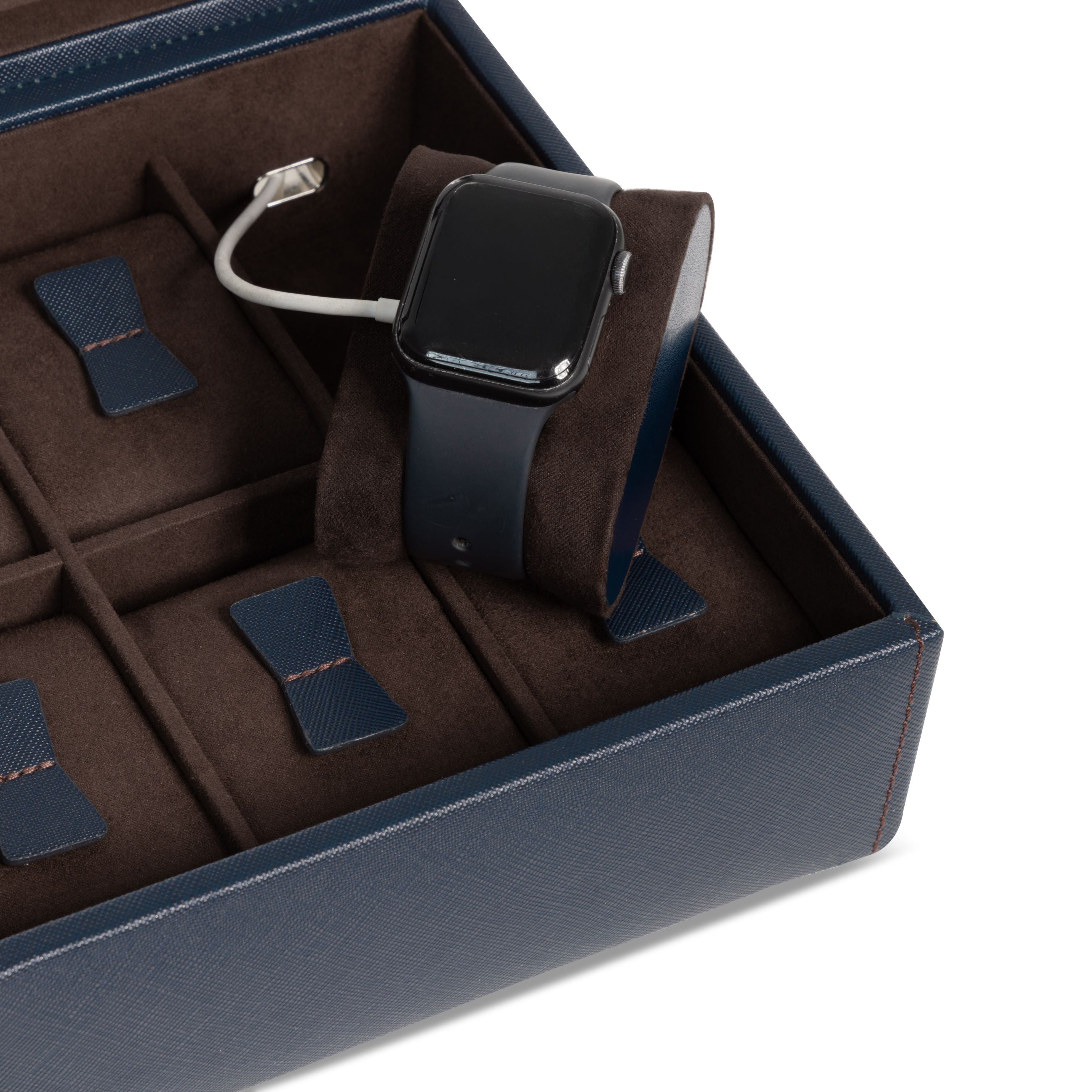Zoom sur l'emplacement de passage de cable de charge de la boîte à montre Bond six emplacements - Mise en situation avec une Apple watch -  Coloris bleu foncé intérieur marron foncé