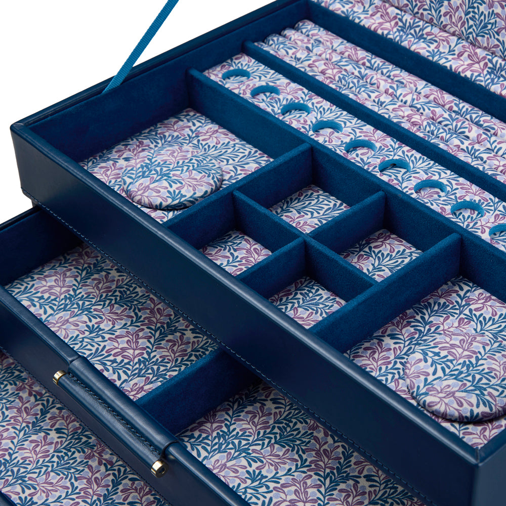 intérieur bleu fleuri d'un boite à montre bleue