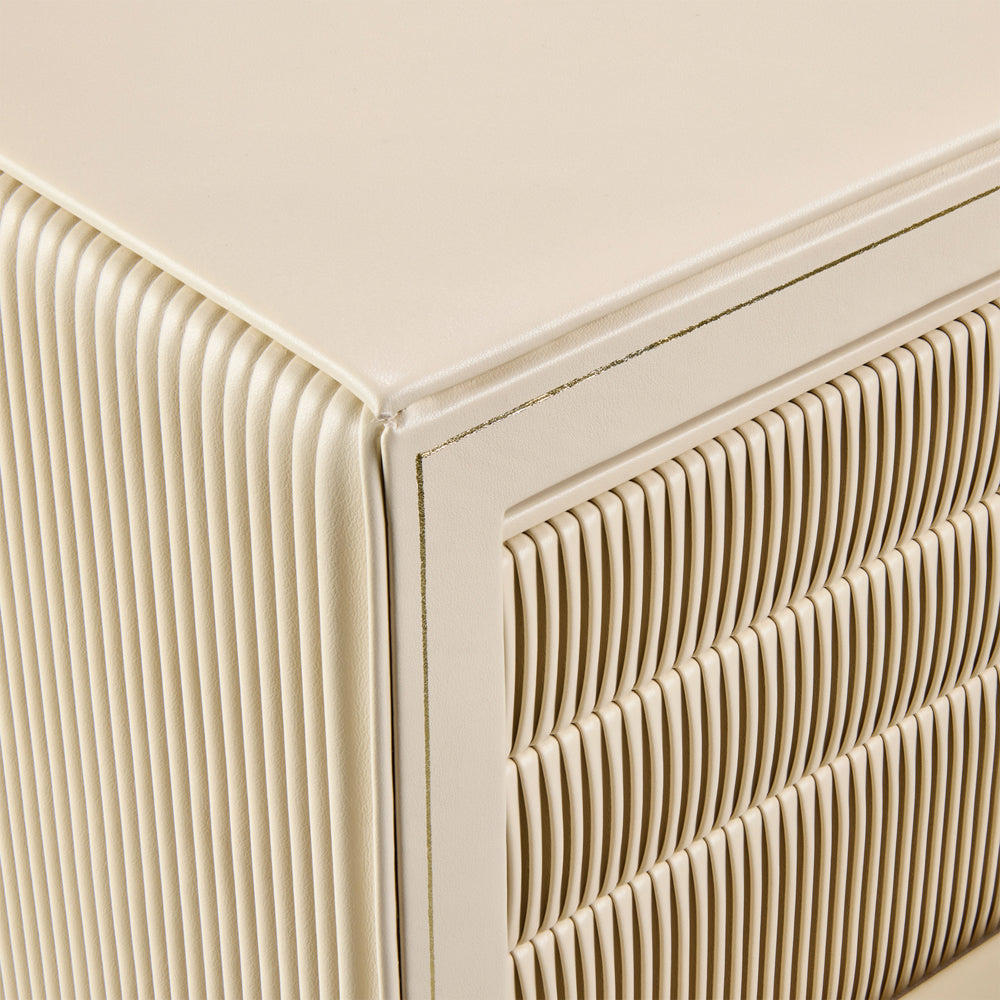 Coffre fort à bijoux Bella Den Wolf 1834 de couleur crème à ouverture biométrique. Zoom sur le revêtement crème extérieur du coffre