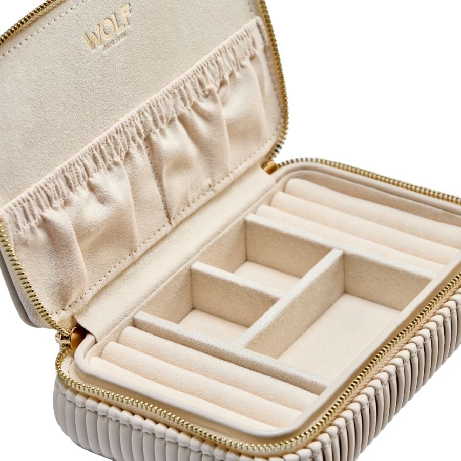 Coffret à bijoux beige avec intérieur en velours de la marque Wolf