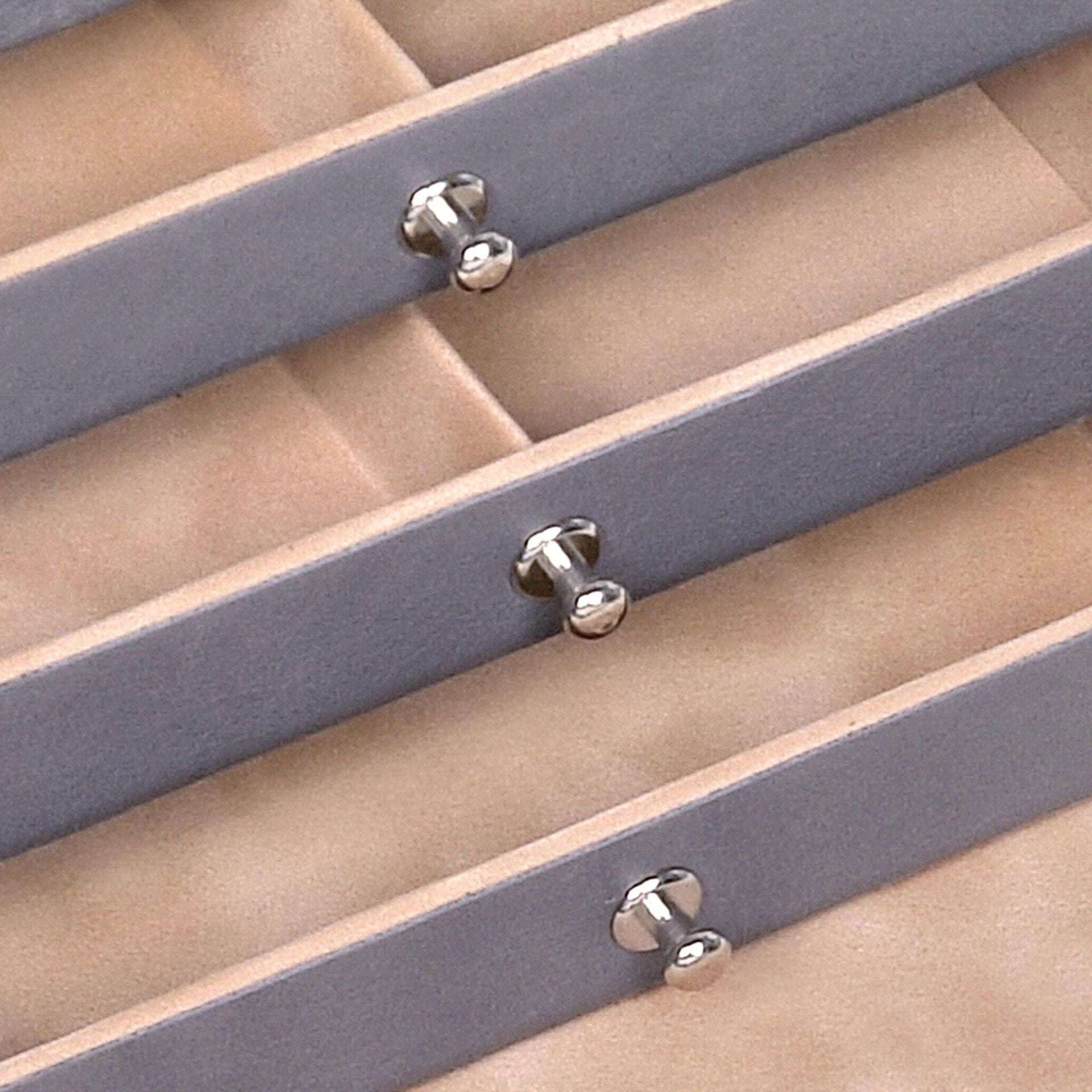 Grand coffret à bijoux gris  de la marque Sacher boite élégante avec intérieur beige et motifs floraux