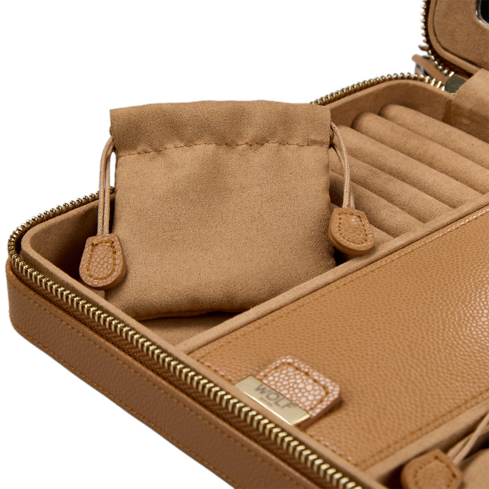 Zoom sur les compartiments à bijoux et les pochettes amovibles du grand étui à bijoux Wolf 1834 Lauren -  Coloris caramel