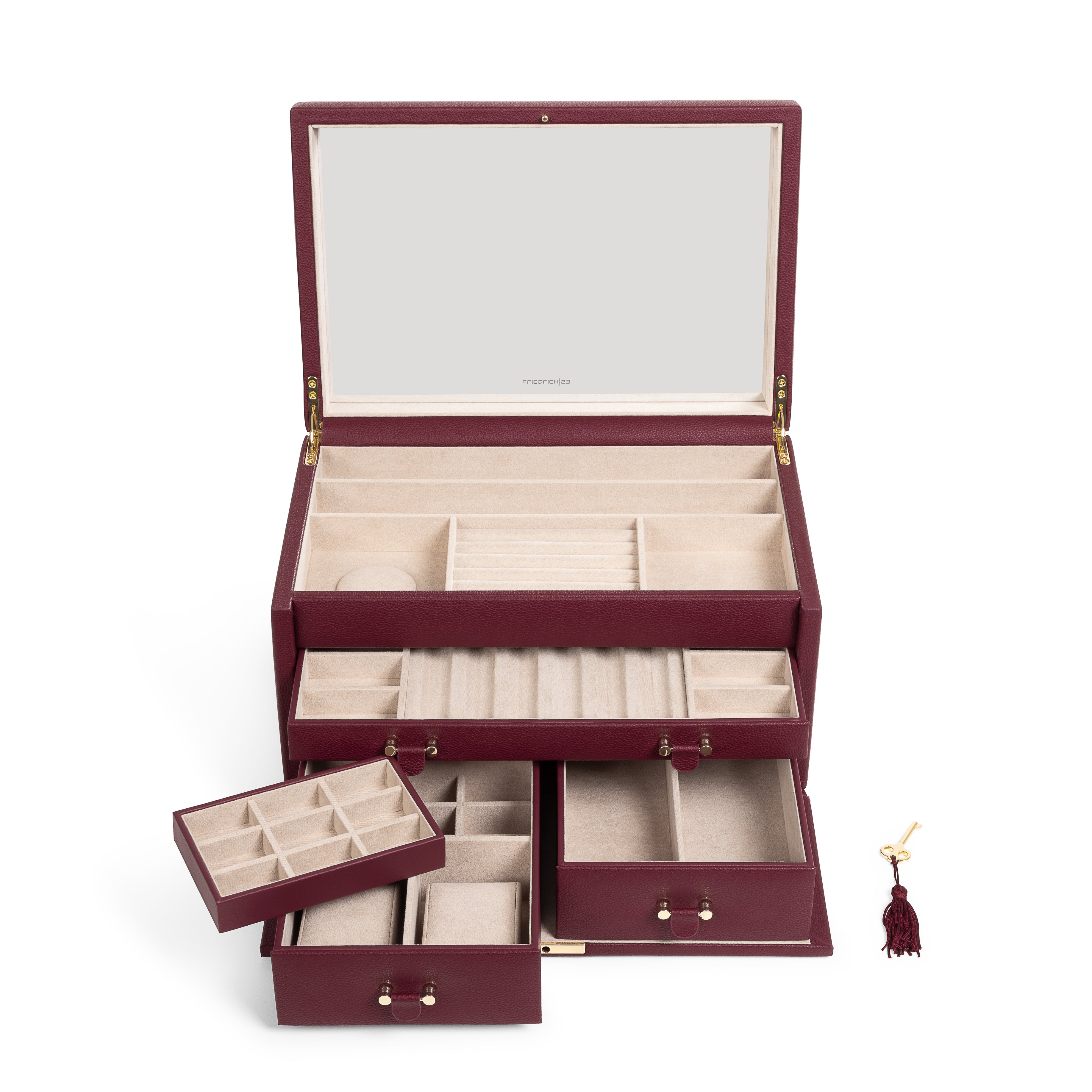 Grande boîte à bijoux en cuir bordeaux de la collection Vitoria. Vue ouverte, avec tiroirs ouverts et clé dorée posée sur le côté. Fond blanc