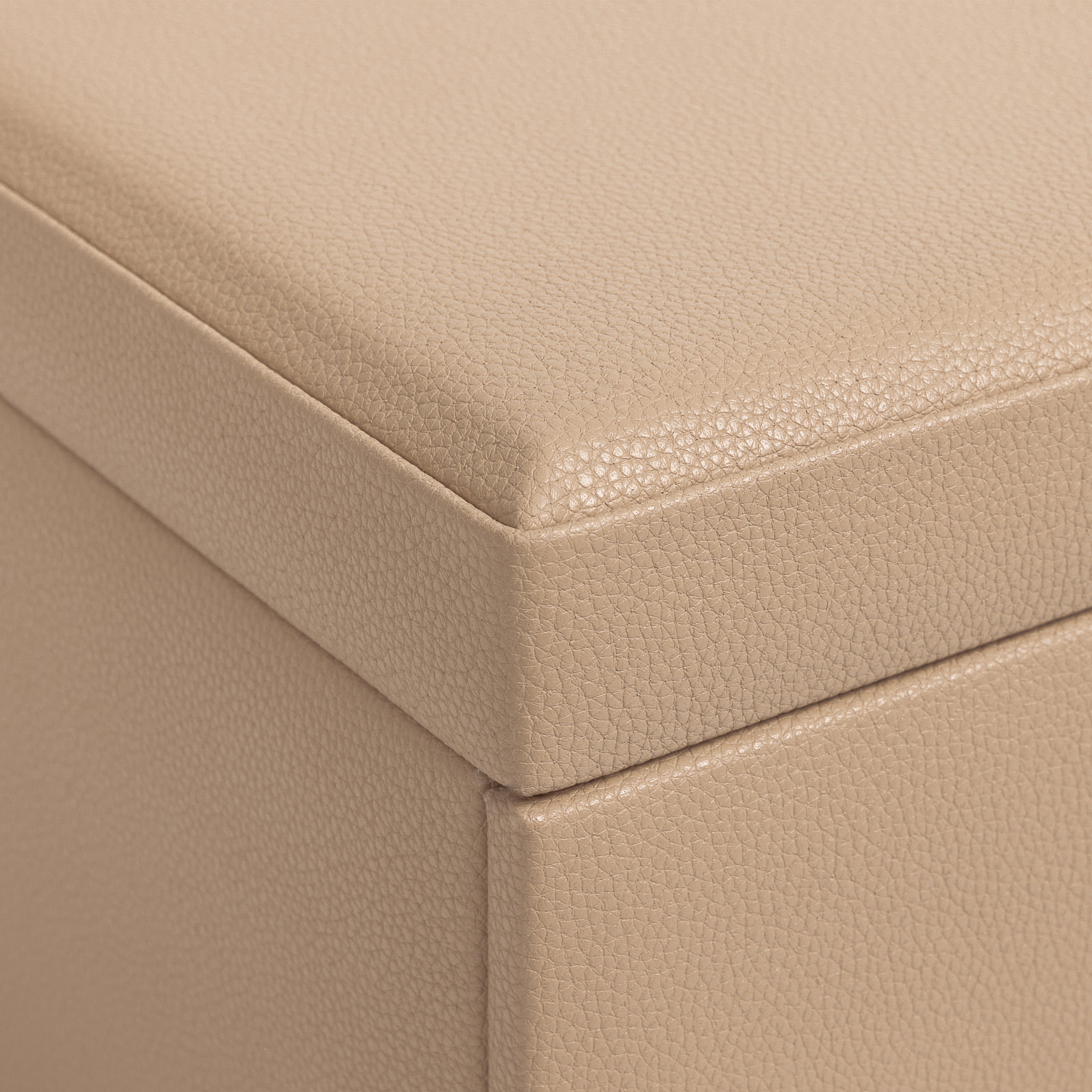 Grande boîte à bijoux en cuir cappuccino de la collection Vitoria. Zoom sur le revêtement en cuir grainé. Fond blanc