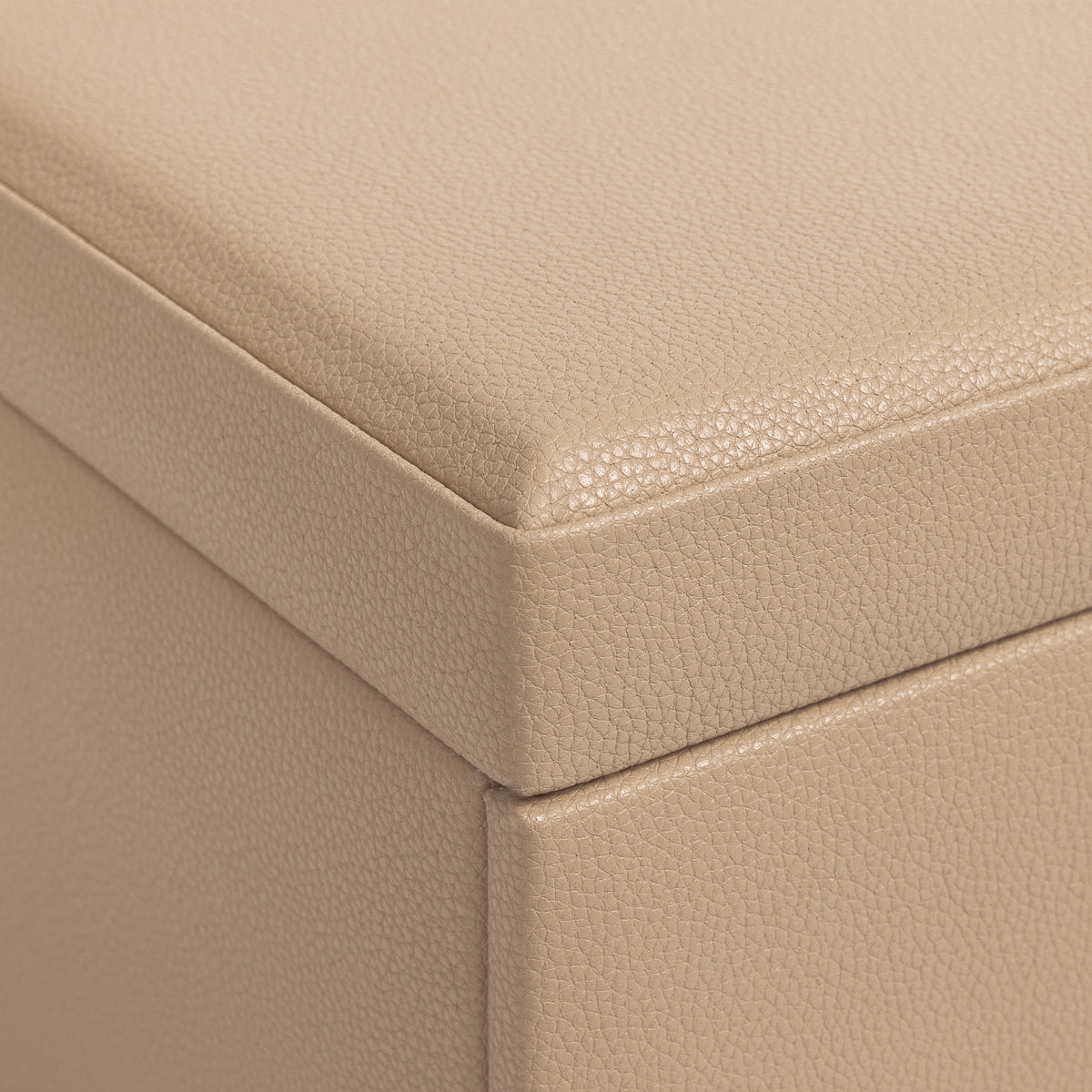 Grande boîte à bijoux en cuir cappuccino de la collection Vitoria. Zoom sur le revêtement en cuir grainé. Fond blanc
