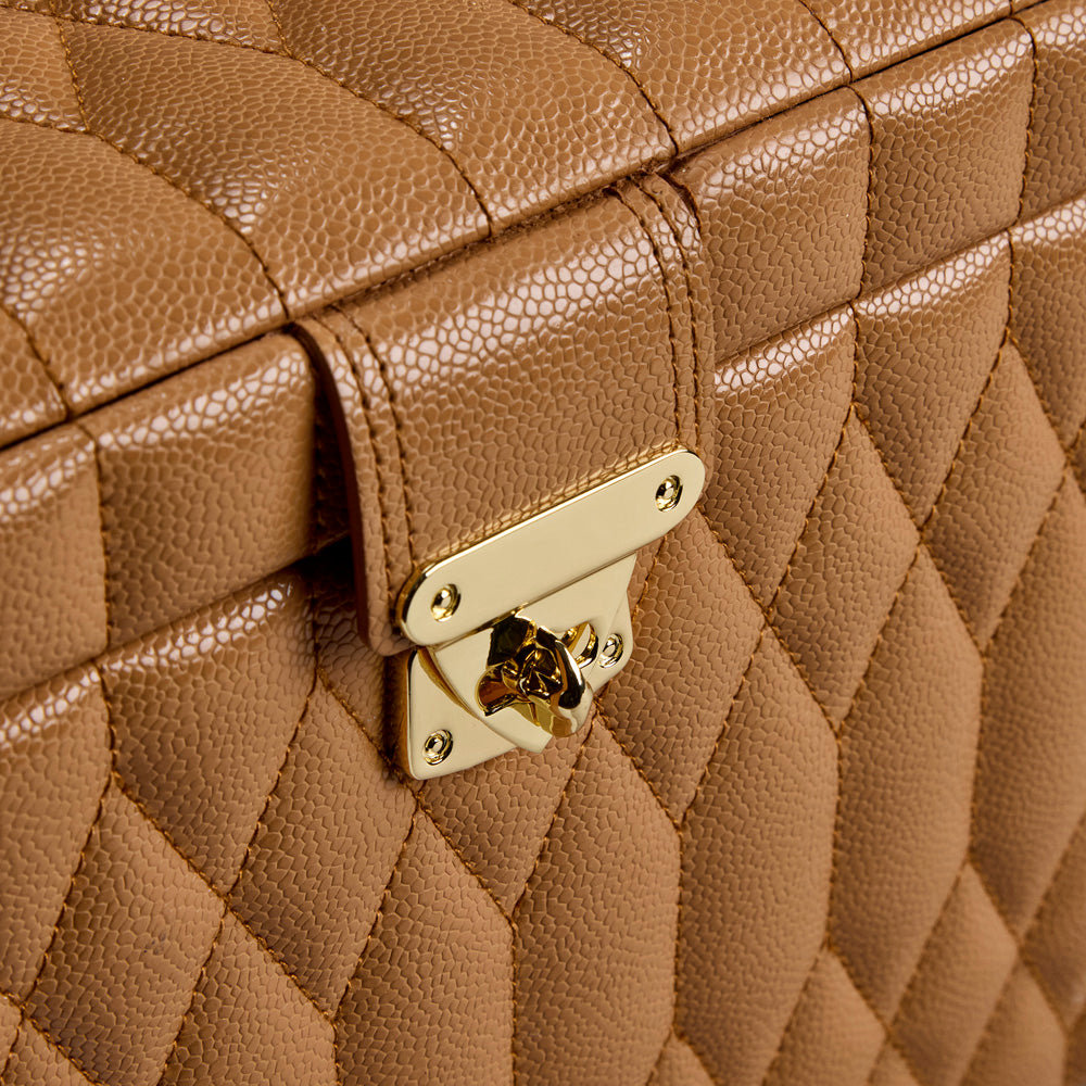 Zoom sur le revêtement matelassé de la grande boîte à bijoux Wolf 1834 Lauren -  Coloris Caramel