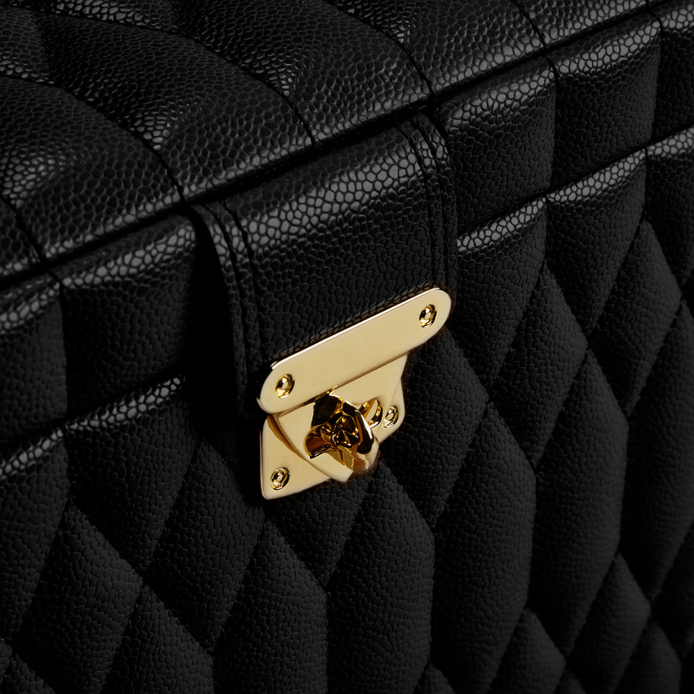 Zoom sur le revêtement matelassé de la grande boîte à bijoux Wolf 1834 Lauren -  Coloris Noir
