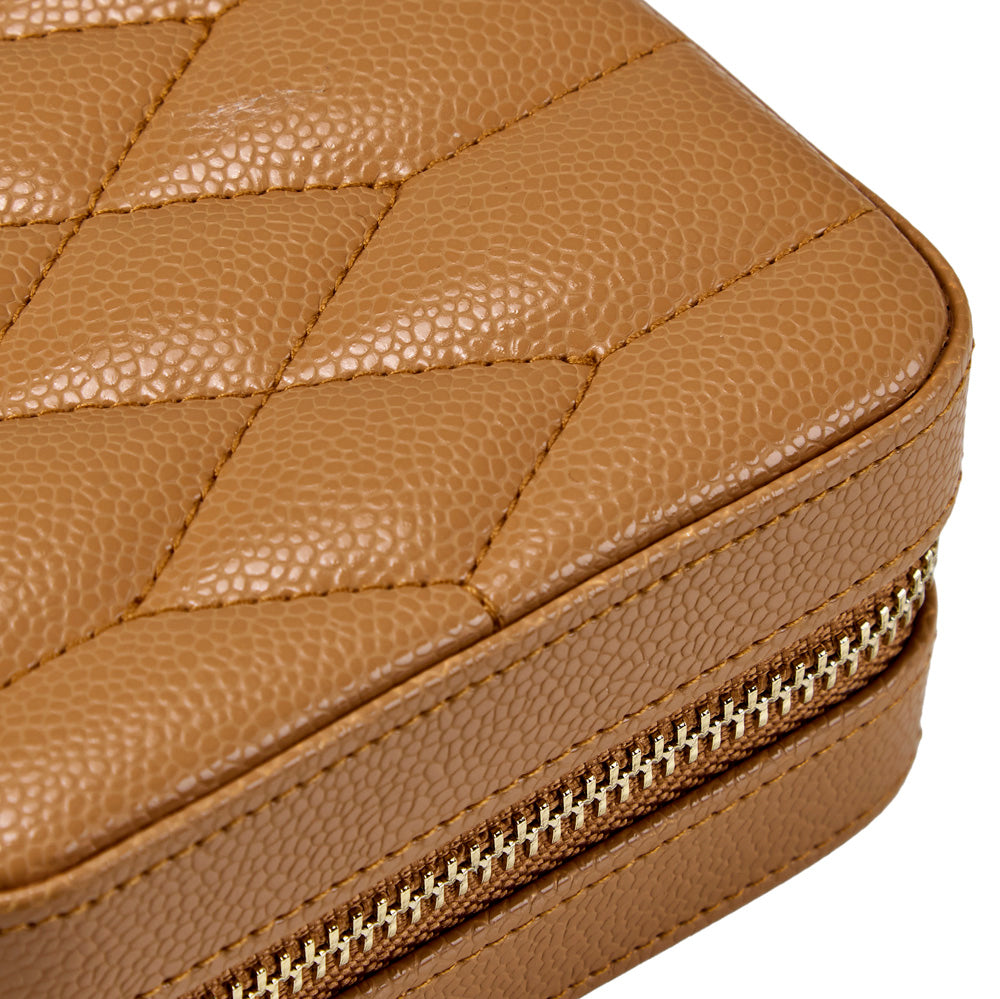 Zoom sur le revètement matelassé du petit étui à bijoux Wolf 1834 Lauren -  Coloris caramel