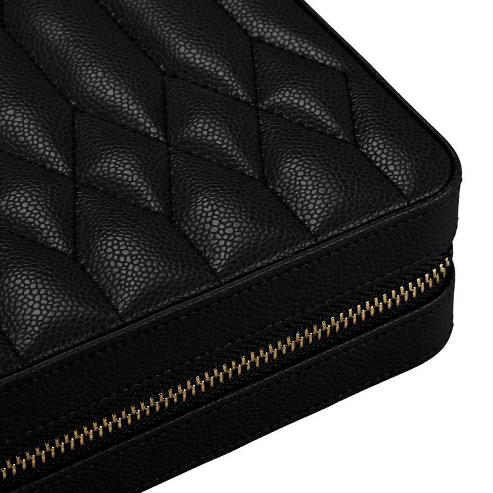 Zoom sur le revêtement matellassé du petit étui à bijoux Wolf 1834 Lauren -  Coloris noir