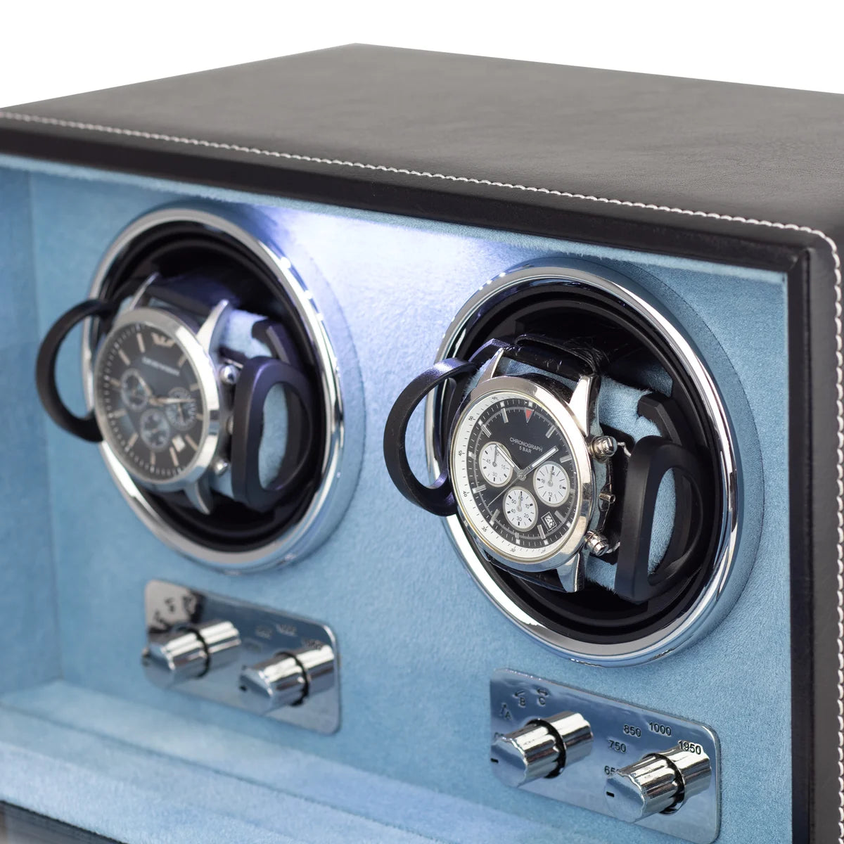 Remontoir à montre automatique Friedrich 23 noir et bleu clair, ouvert en plan transverse, avec un zoom sur le mécanisme des remontoirs qui intègrent des montres. Sur fond blanc