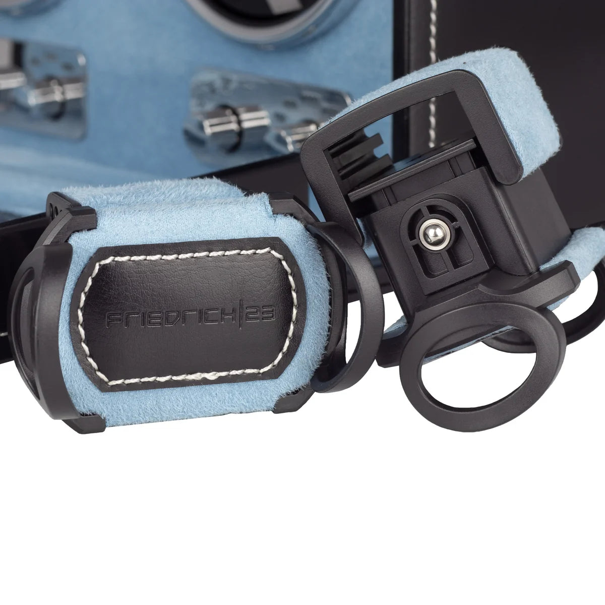 Remontoir à montre automatique Friedrich 23 noir et bleu clair, zoom sur les supports à montre. Sur fond blanc