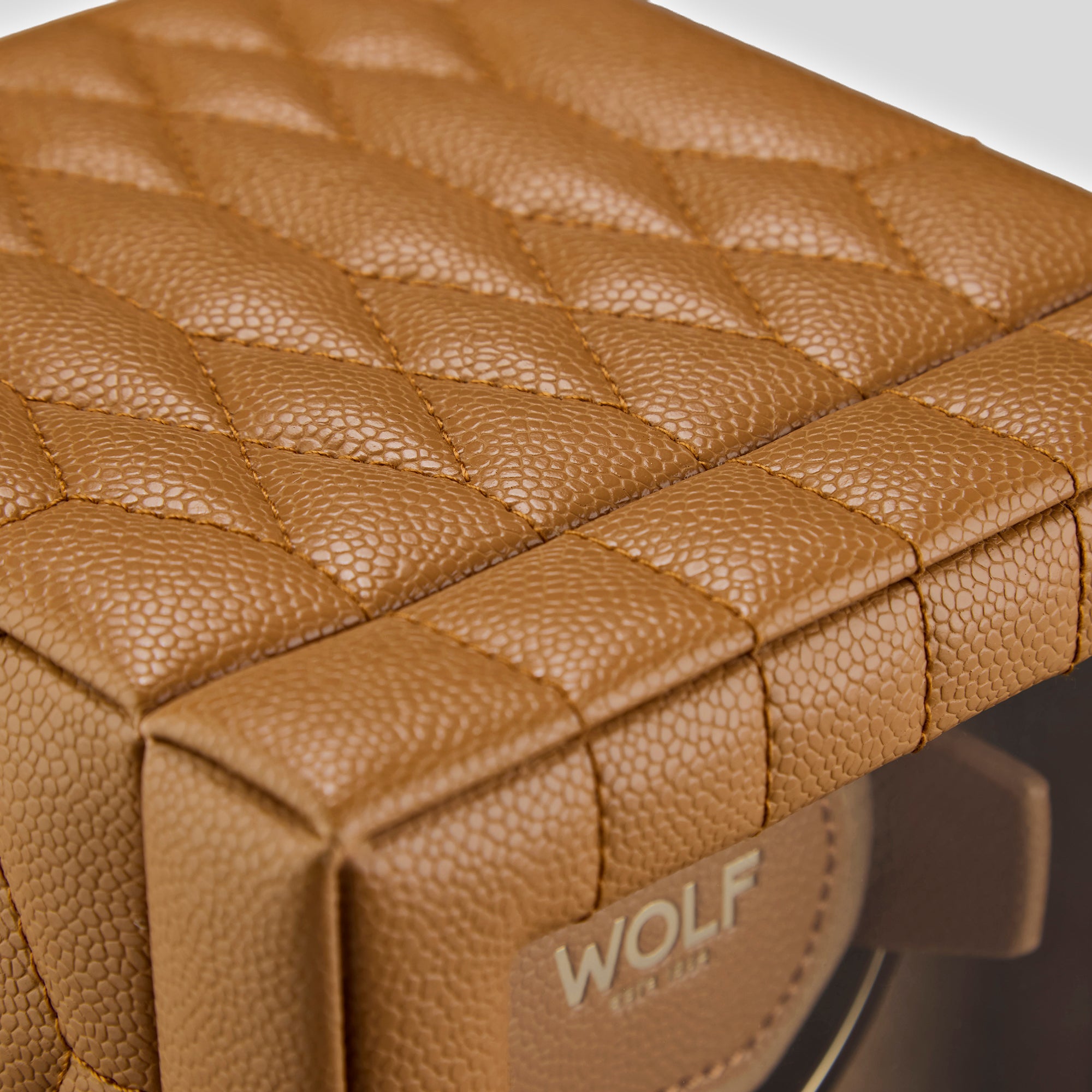 Vue sur le revètement matelassé du remontoir Wolf 1834 Lauren -  Coloris caramel