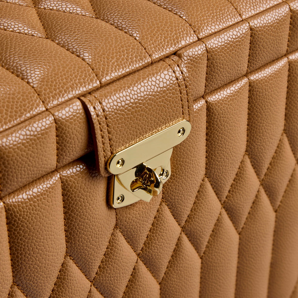 Zoom sur le revêtement matelassé de la très grande boîte à bijoux Wolf 1834 Lauren -  Coloris Caramel