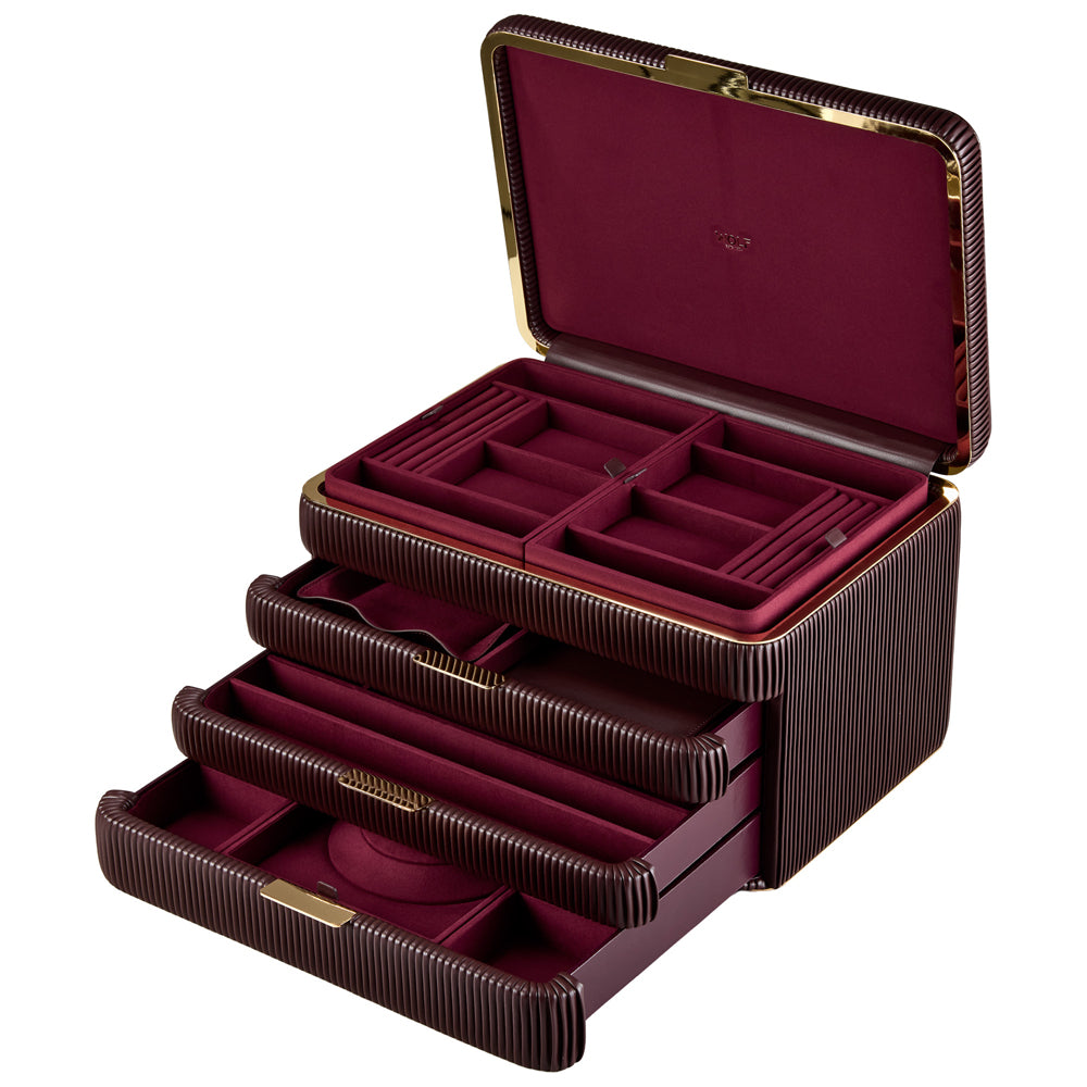 Armoire à bijoux couleur bordeaux de la collection Bella de la manufacture Wolf 1834. Vue de transverse, la boîte à bijoux est ouverte, les tiroirs sont tirés.