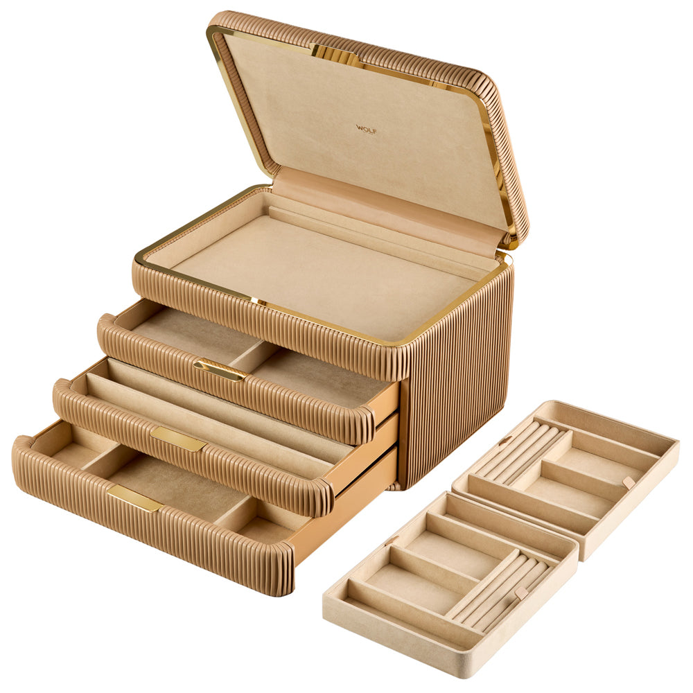 Armoire à bijoux couleur camel de la collection Bella de la manufacture Wolf 1834. Vue de transverse, la boîte à bijoux est ouverte, les tiroirs sont tirés, et les compartiments intérieurs du coffret sont posés à côté de la boîte