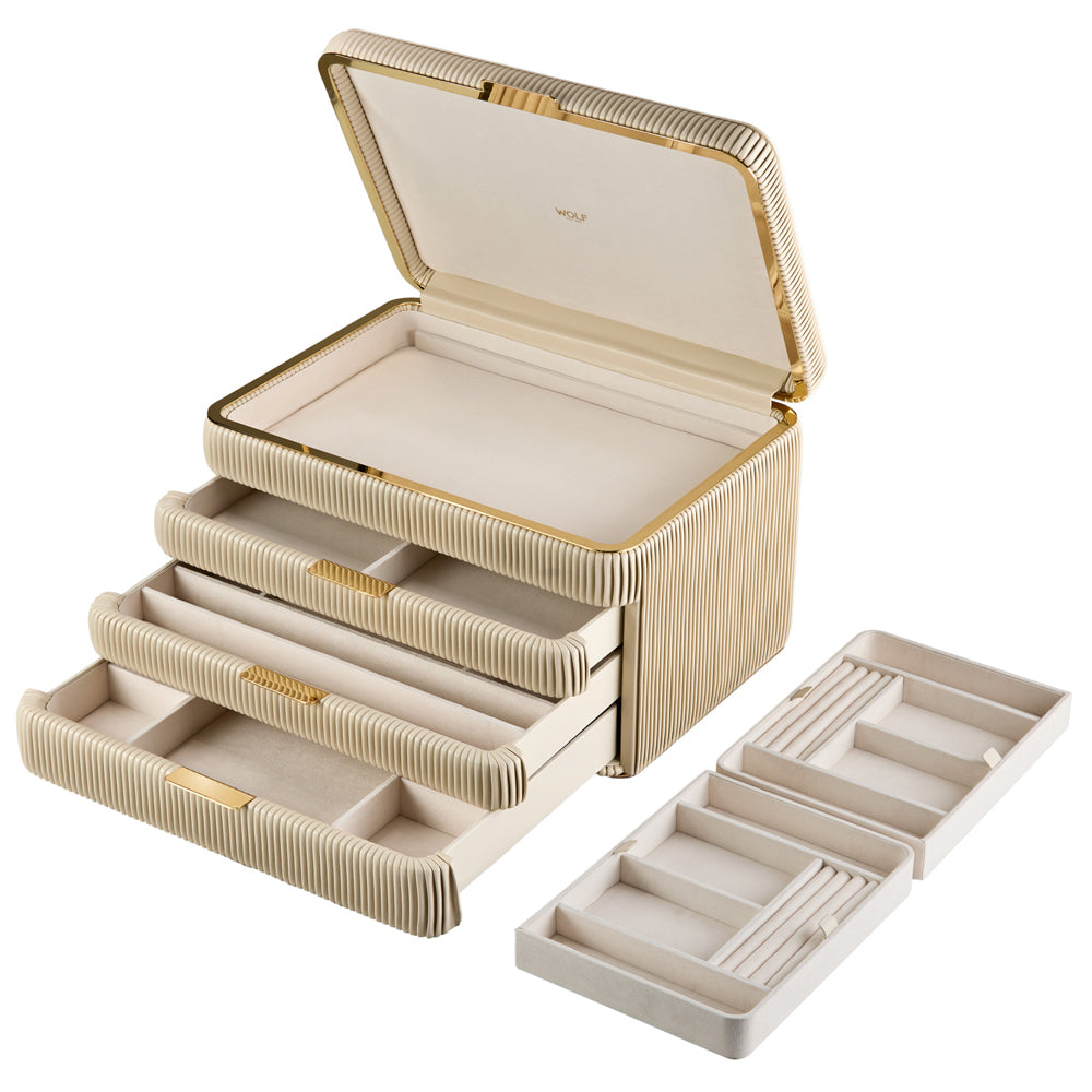 Armoire à bijoux couleur crème de la collection Bella de la manufacture Wolf 1834. Vue de transverse, la boîte à bijoux est ouverte, les tiroirs sont tirés, et les compartiments intérieurs du coffret sont posés à côté de la boîte