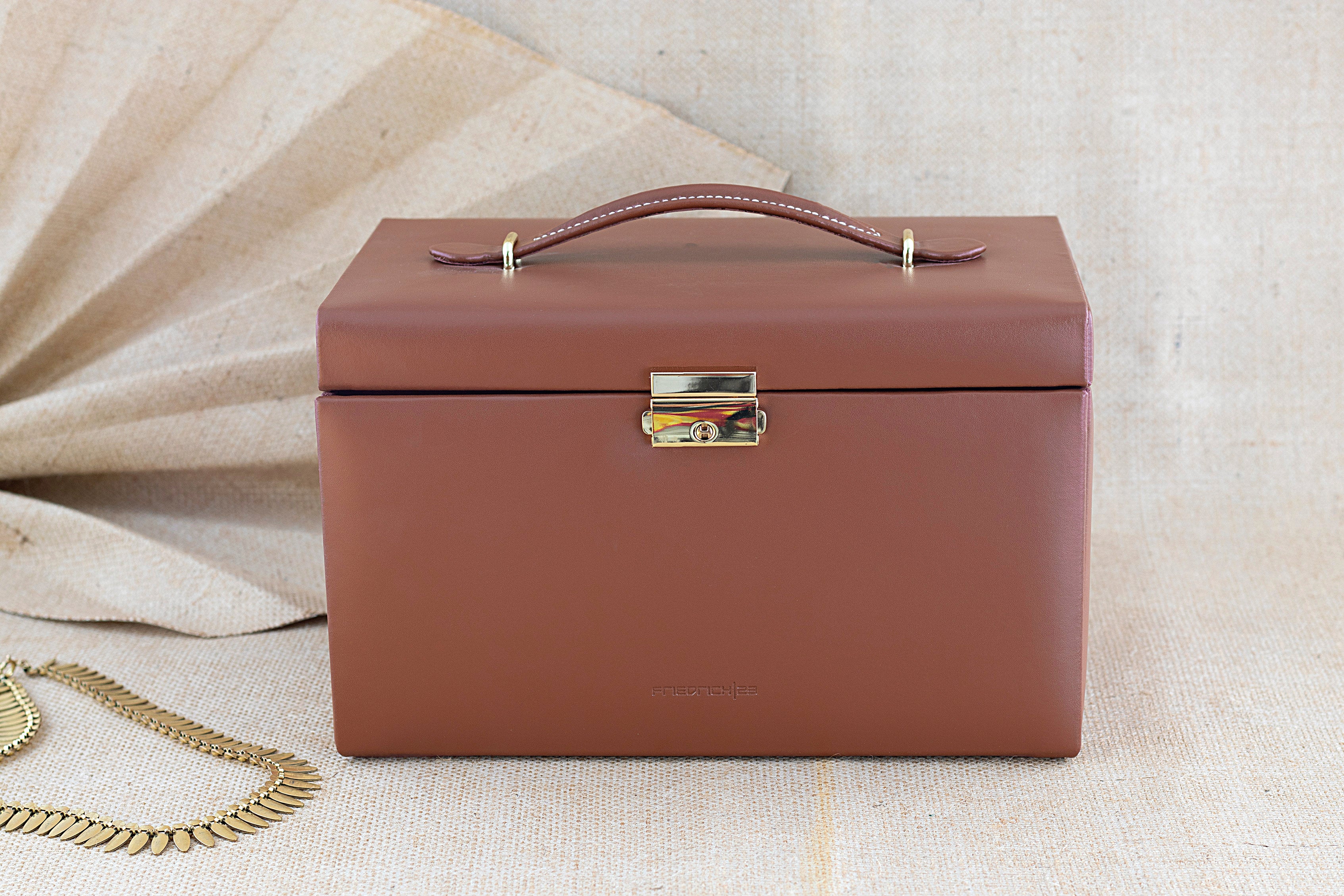 Coffret à bijoux marron en cuir avec poignée et fermoir métallique doré
