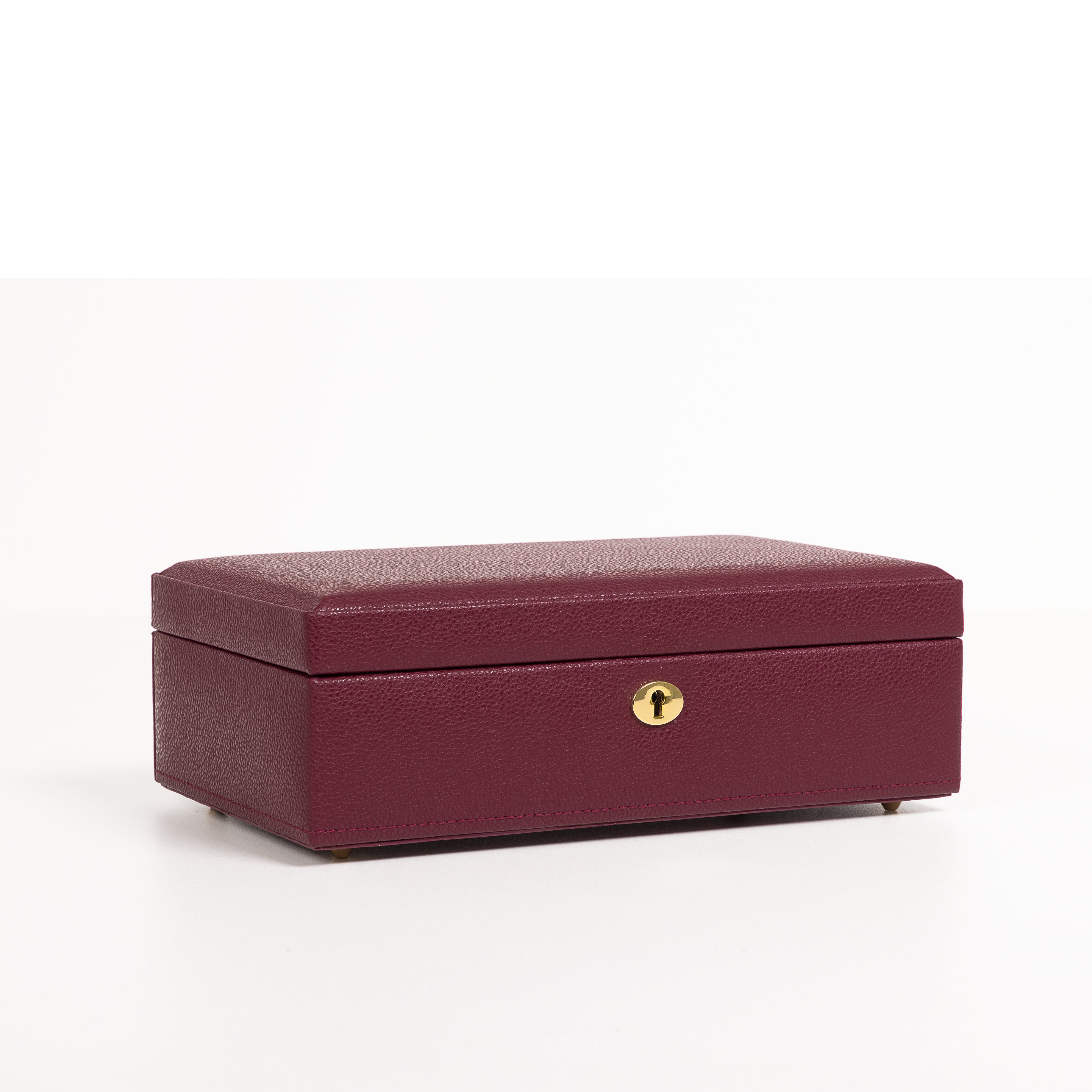 Boîte à bijoux en cuir bordeaux de la collection Vitoria. Vue fermée de transverse, avec compartiment rangé. Fond blanc