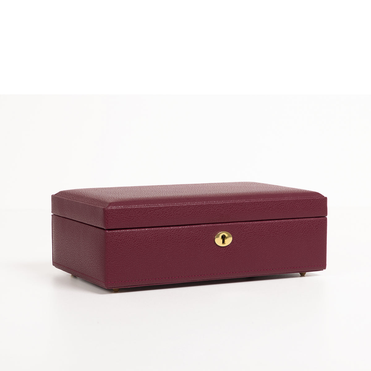 Boîte à bijoux en cuir bordeaux de la collection Vitoria. Vue fermée de transverse, avec compartiment rangé. Fond blanc