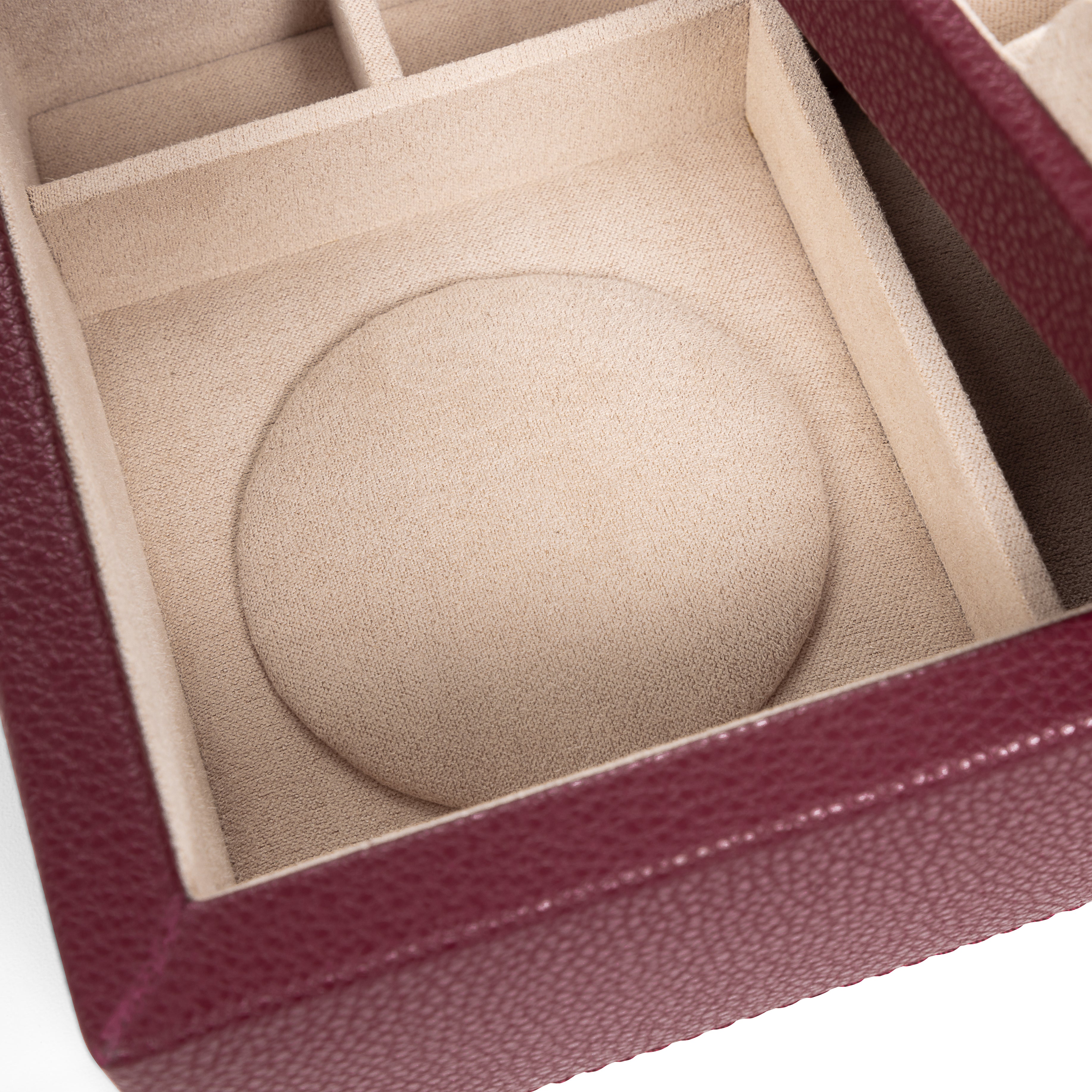 Boîte à bijoux en cuir bordeaux de la collection Vitoria. Zoom sur les compartiments intérieurs. Fond blanc