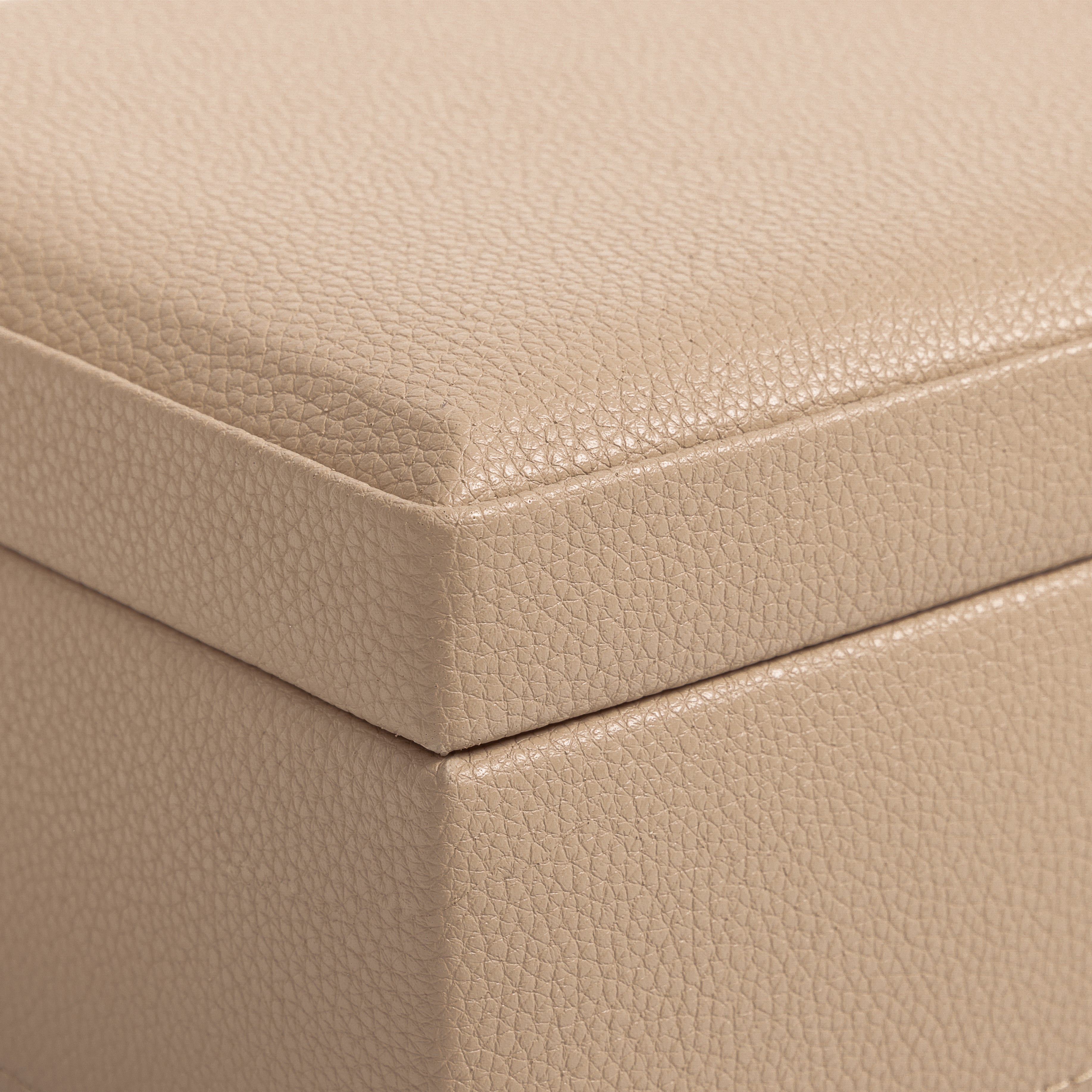 Boîte à bijoux en cuir cappuccino de la collection Vitoria. Zoom sur le revêtement extérieur en cuir grainé. Fond blanc