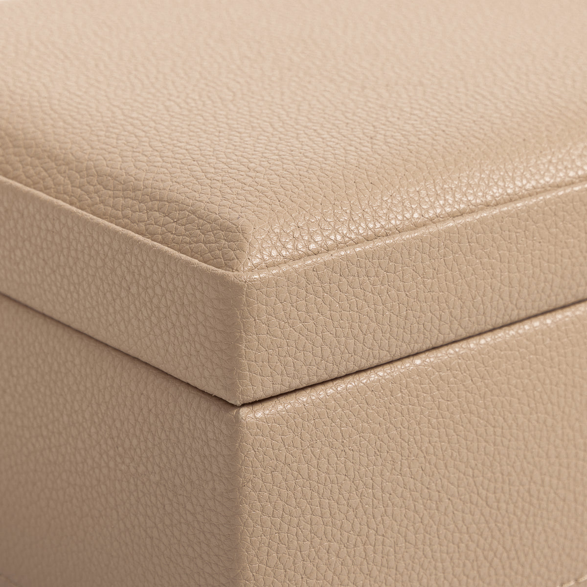 Boîte à bijoux en cuir cappuccino de la collection Vitoria. Zoom sur le revêtement extérieur en cuir grainé. Fond blanc