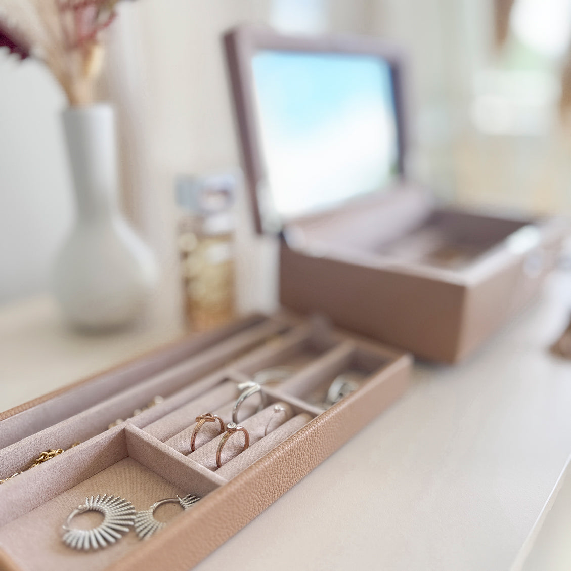 Boîte à bijoux en cuir cappuccino de la collection Vitoria. Vue ouverte, zoom sur les compartiments intérieurs sortis de la boîte et remplis de bijoux