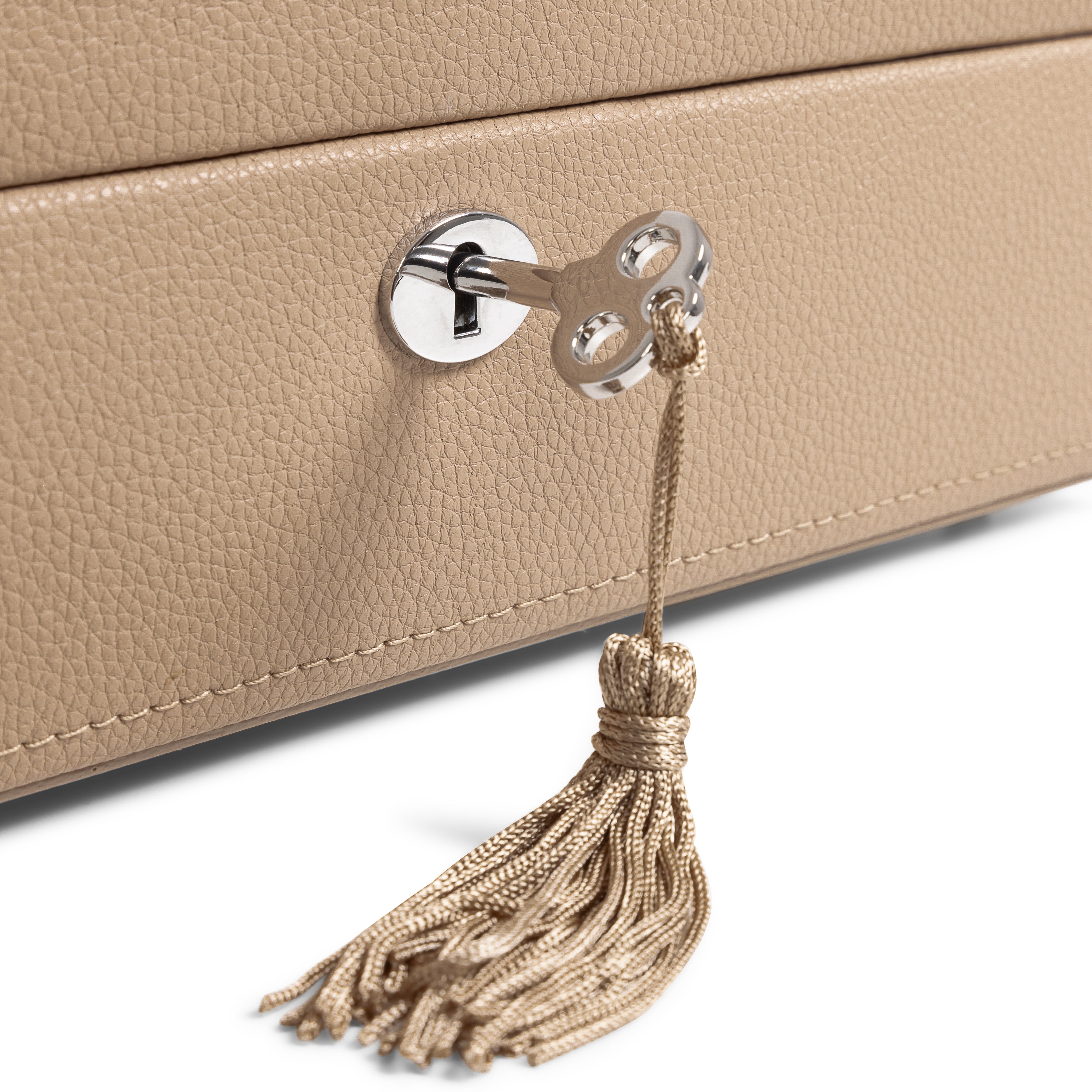 Boîte à bijoux en cuir cappuccino de la collection Vitoria. Zoom sur la serrure argentée et la clé à pompon. Fond blanc