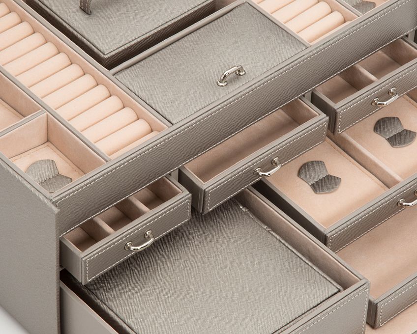 Grande boite à bijoux grise avec poignée, serrure métallique, plusieurs tiroirs de rangement et miroir intérieur