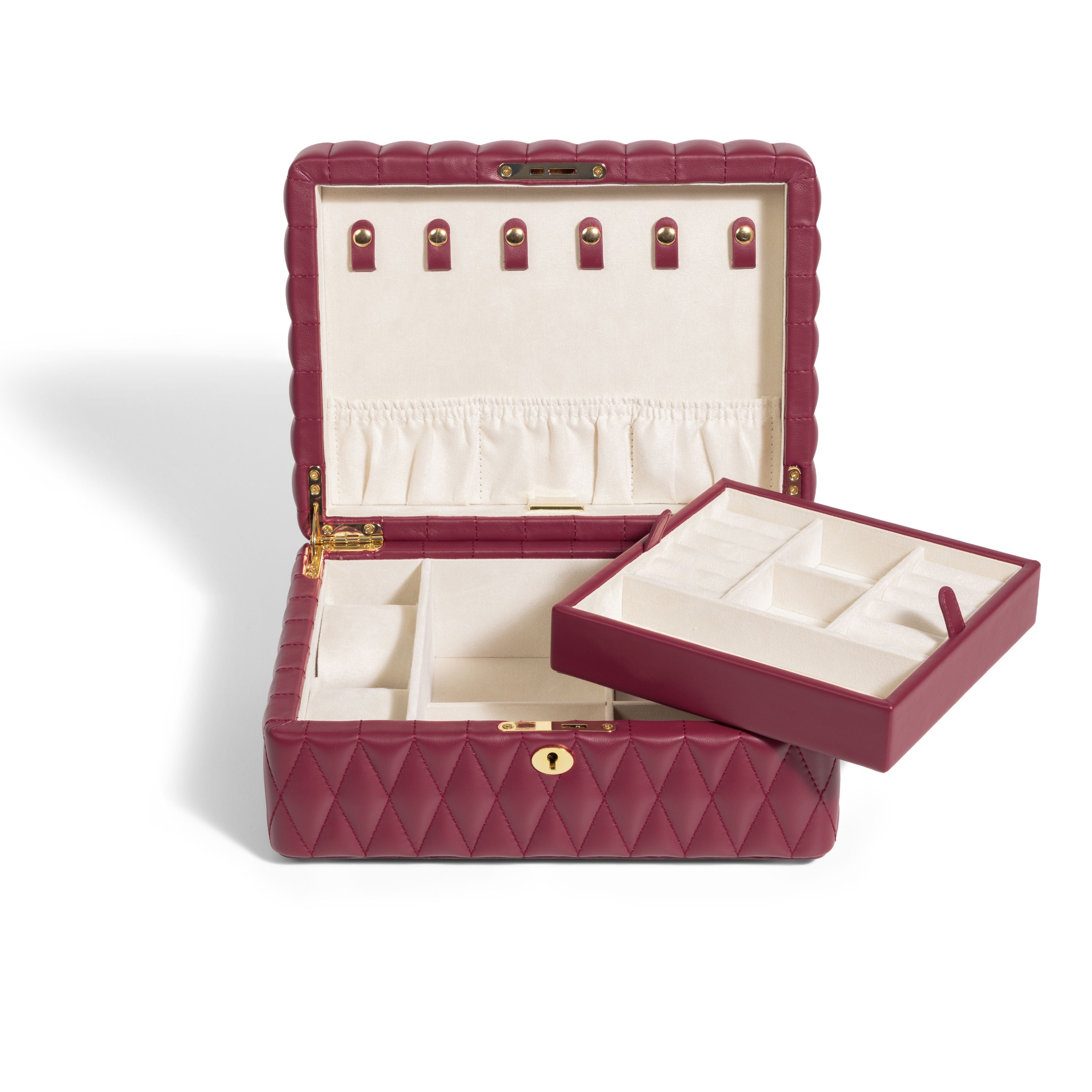 Boîte à bijoux matelassé Saphira bordeaux. Vue de face, la boîte à bijoux est ouverte et vide, et le compartiment amovible intérieur est en quinconce avec la boîte