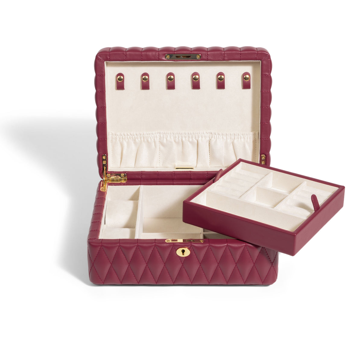Boîte à bijoux matelassé Saphira bordeaux. Vue de face, la boîte à bijoux est ouverte et vide, et le compartiment amovible intérieur est en quinconce avec la boîte