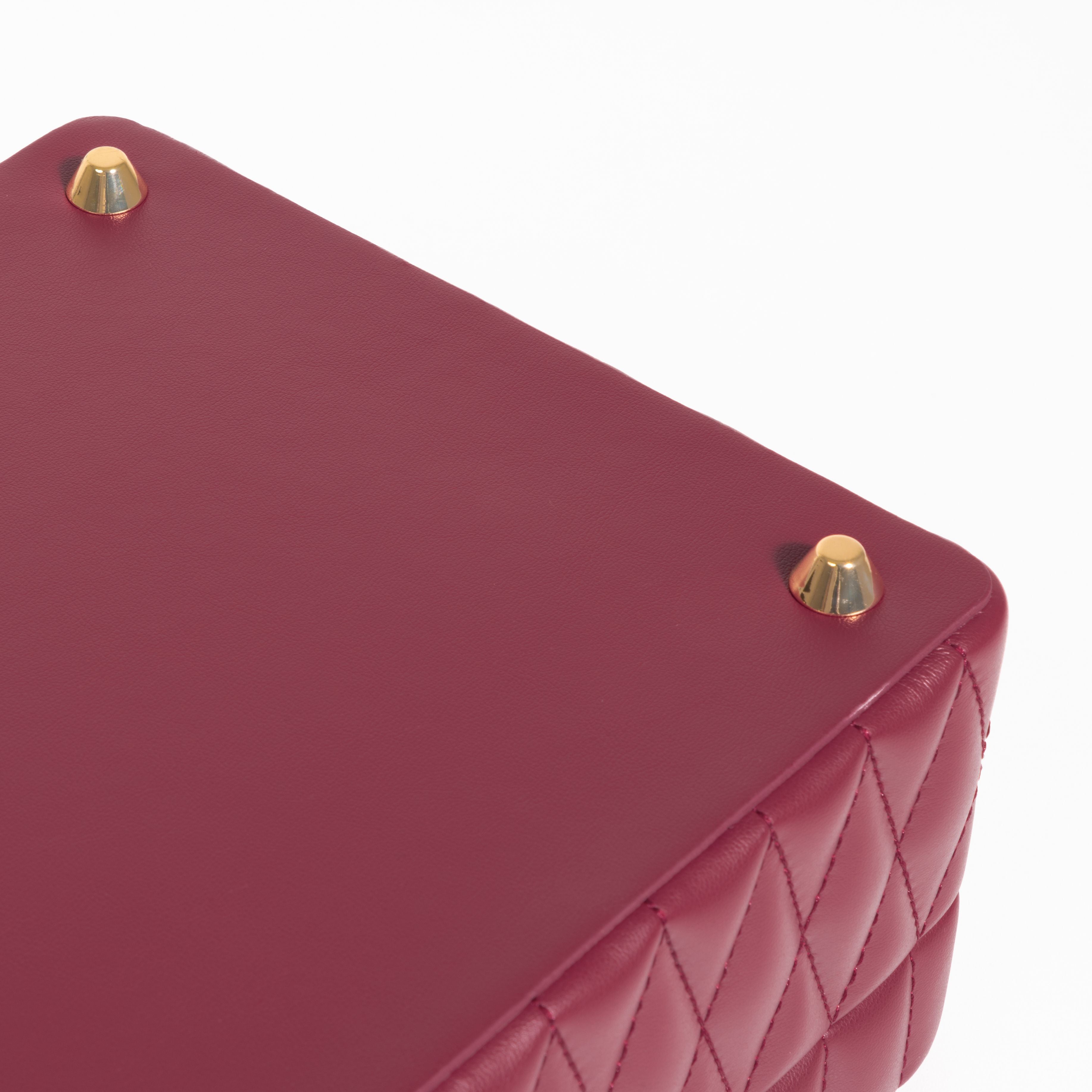 Boîte à bijoux matelassé Saphira bordeaux. Zoom sur les pieds dorés de support de la boîte