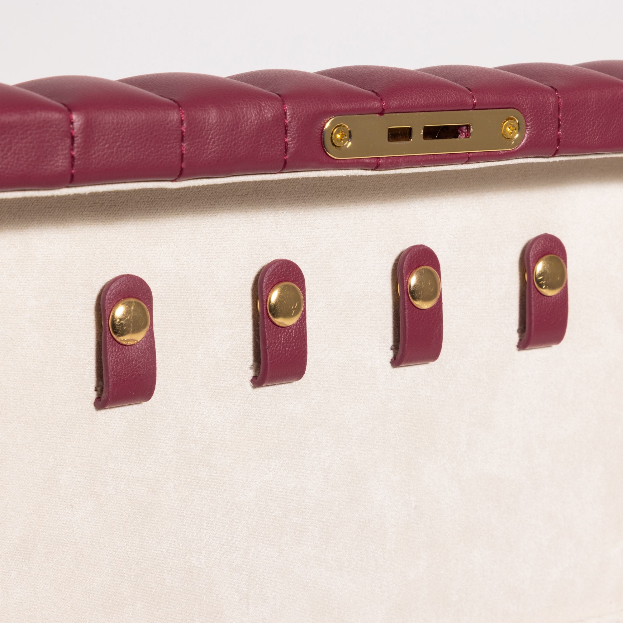 Boîte à bijoux matelassé Saphira bordeaux. Zoom sur les accroches colliers